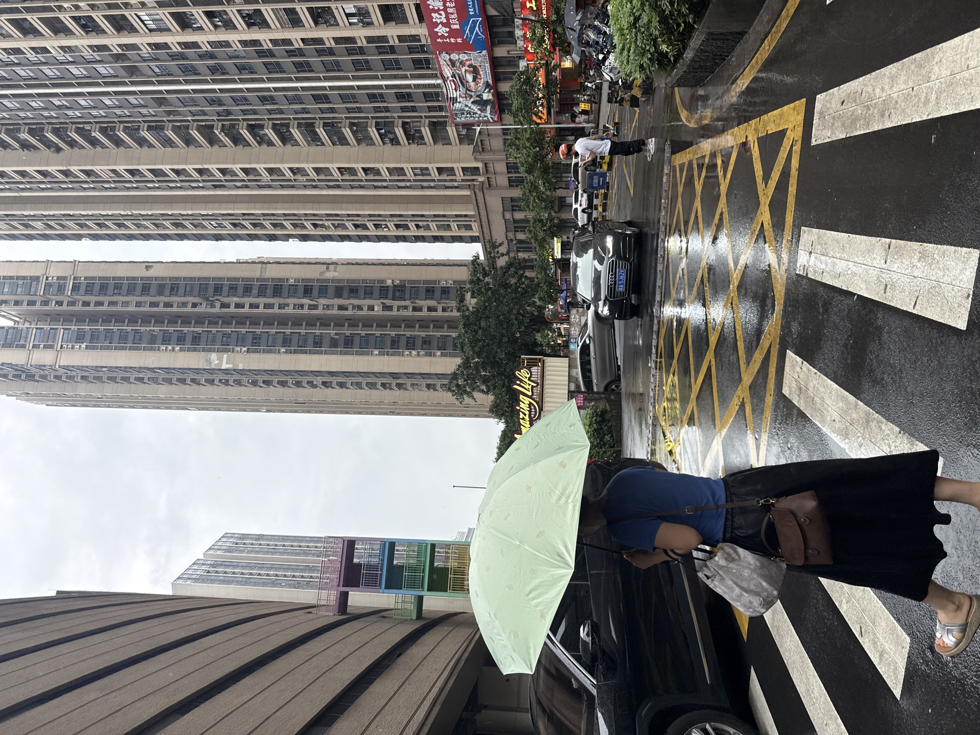 Rainy morning street life in Haizhu District, Guangzhou