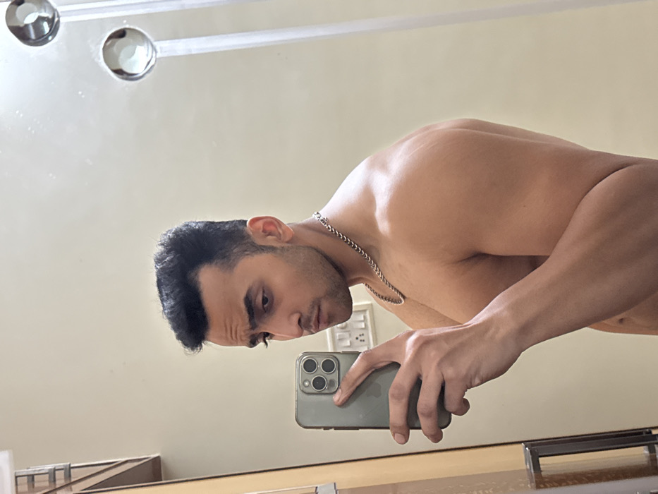 Man Takes Multiple Mirror Selfies in Kolkata Residence
