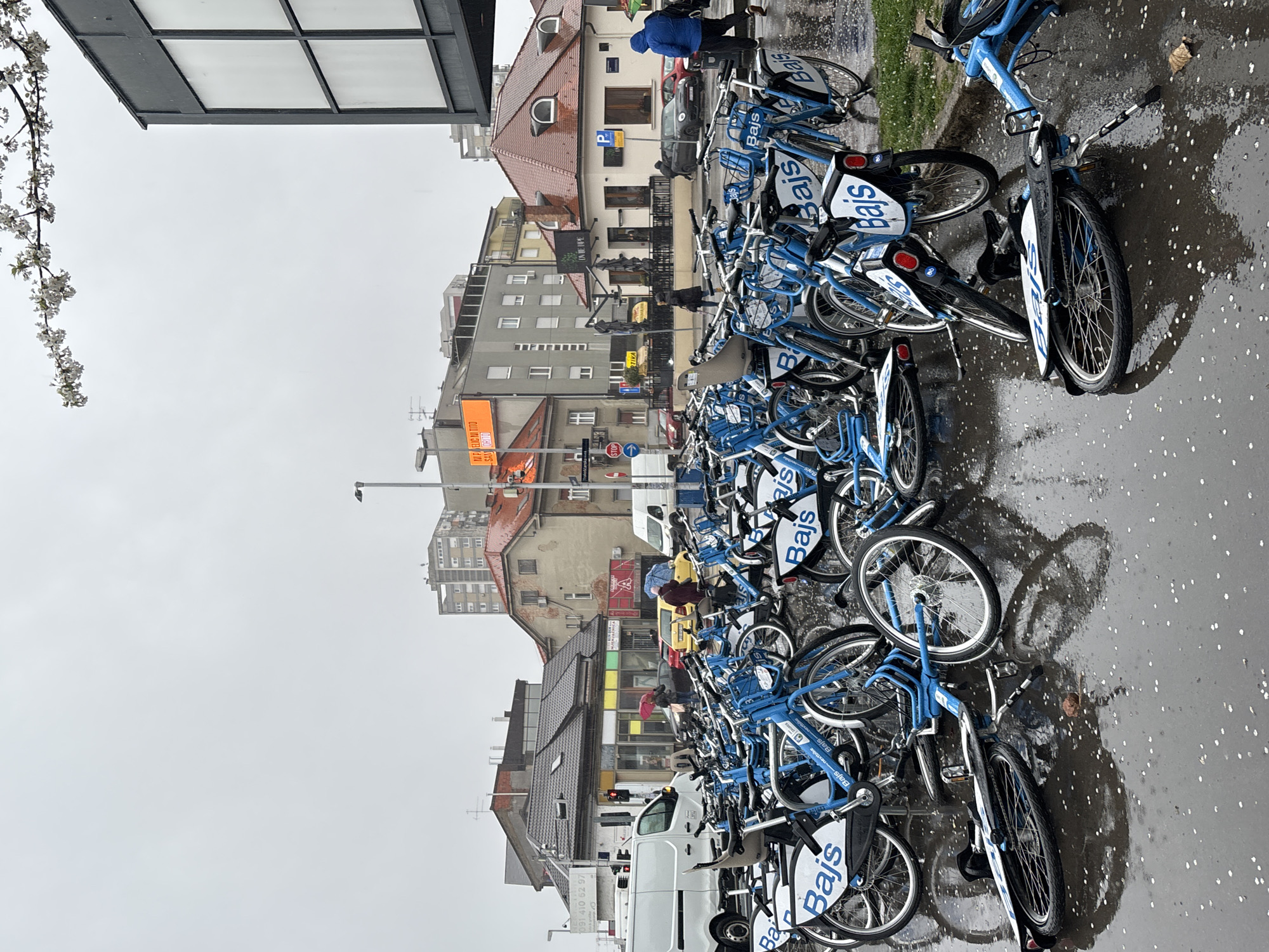 Rainy afternoon disrupts Zagreb street life, scatters rental bikes