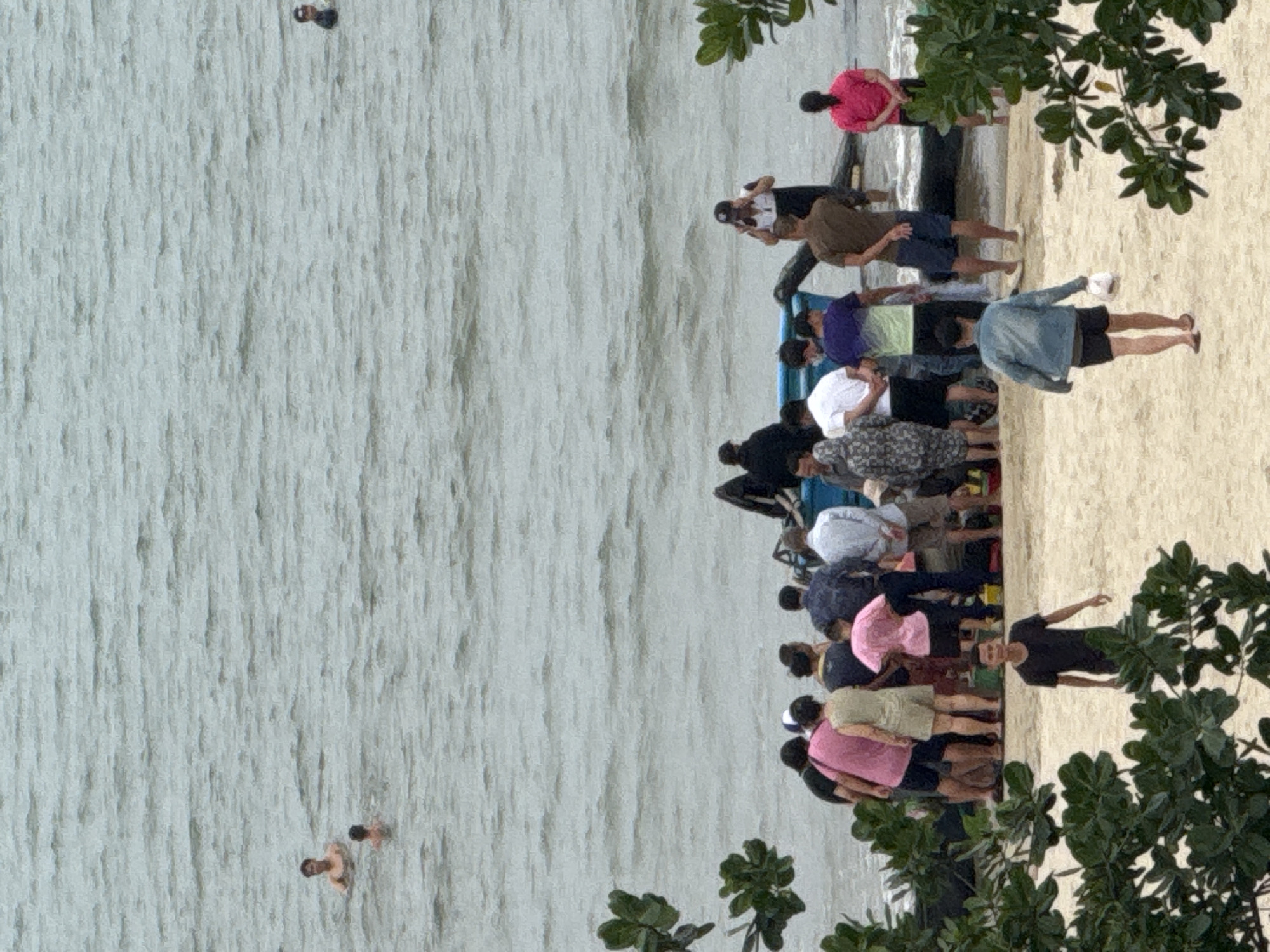 Overcast morning at a busy Đà Nẵng beach