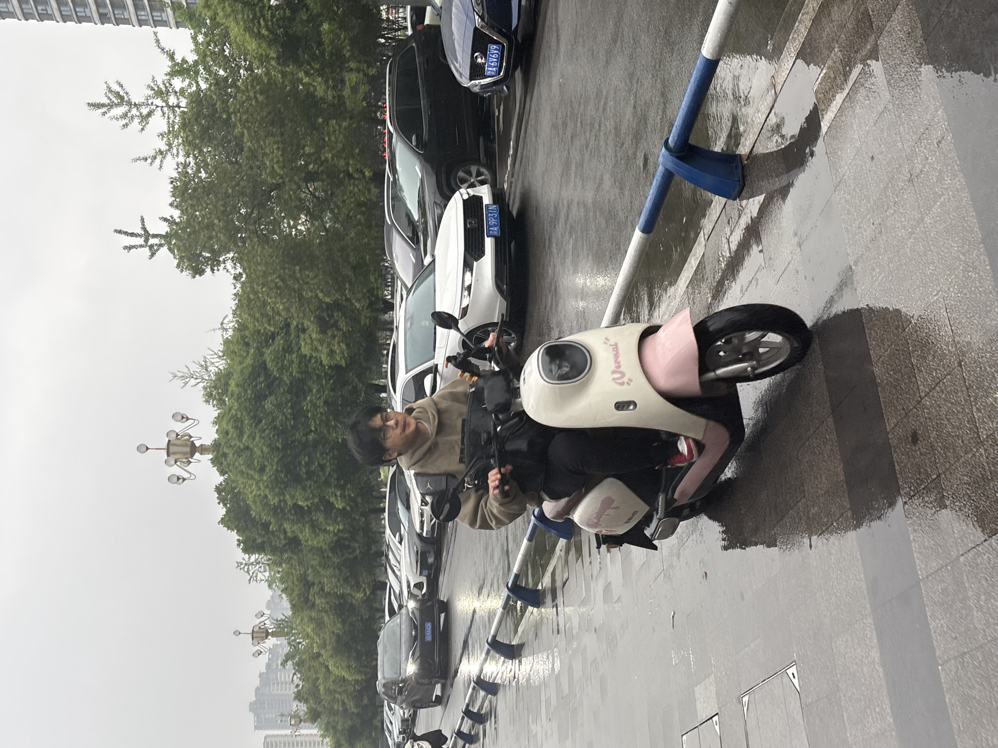 Rainy morning street life captured in Jiangjin, China