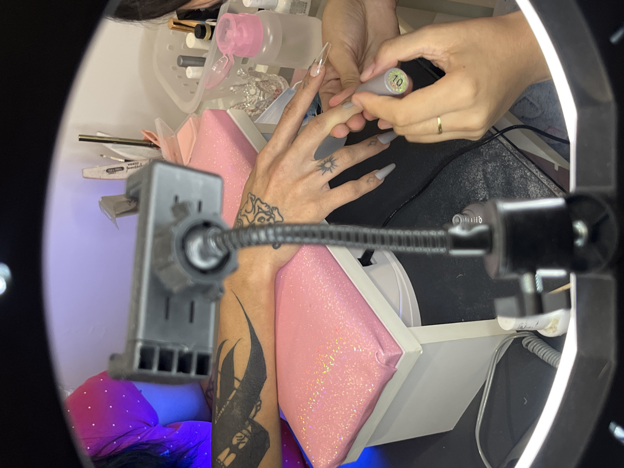 Late night nail salon session documented in Buenos Aires