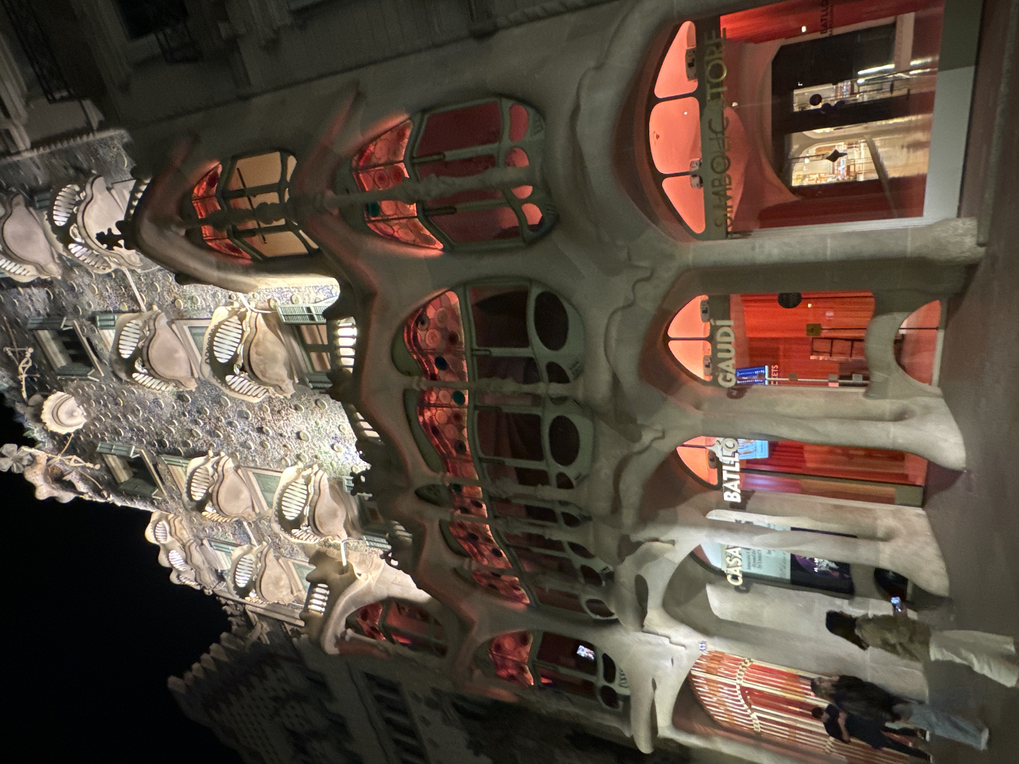 Evening observations captured along Barcelona's Passeig de Gràcia