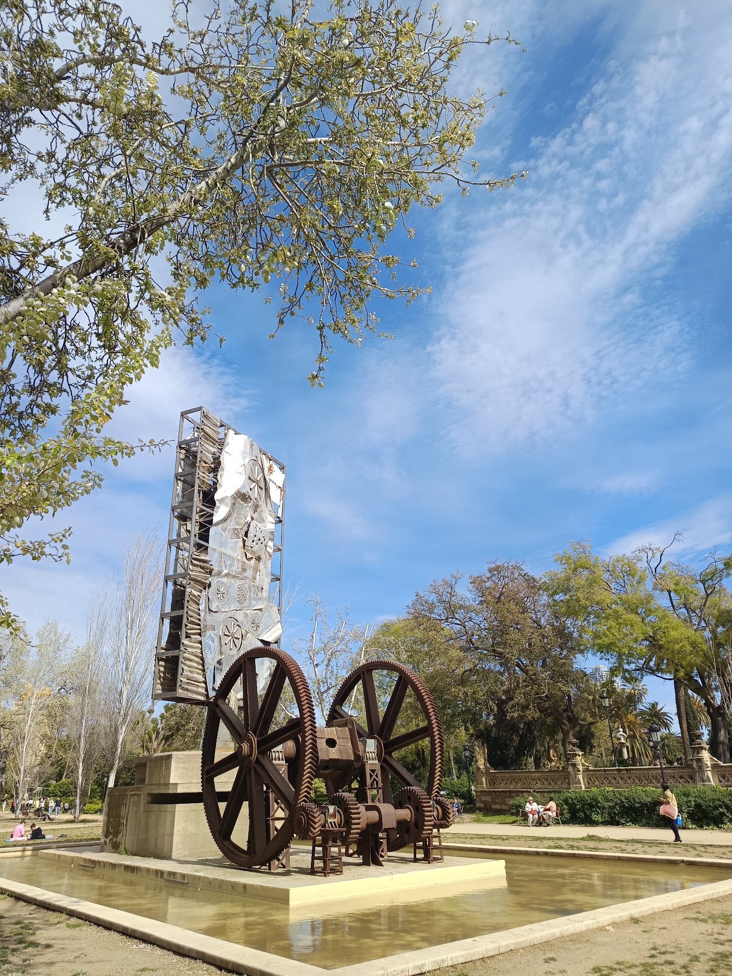 Spring afternoon scenes captured at Barcelona's Ciutadella Park