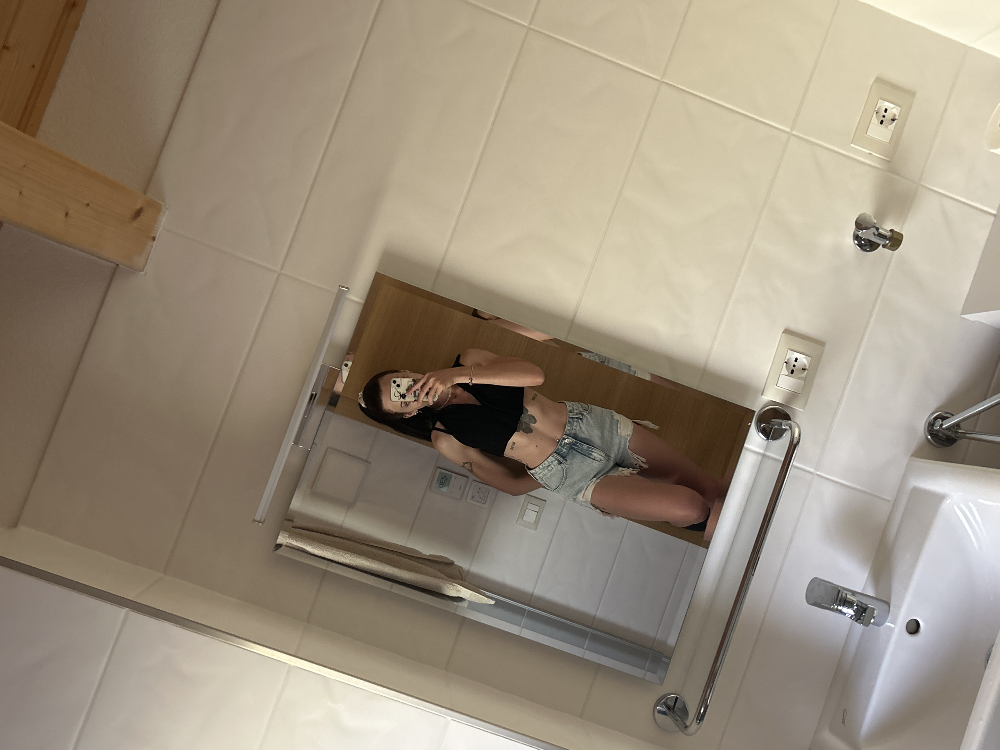 Mirror selfie and mountain house, same morning