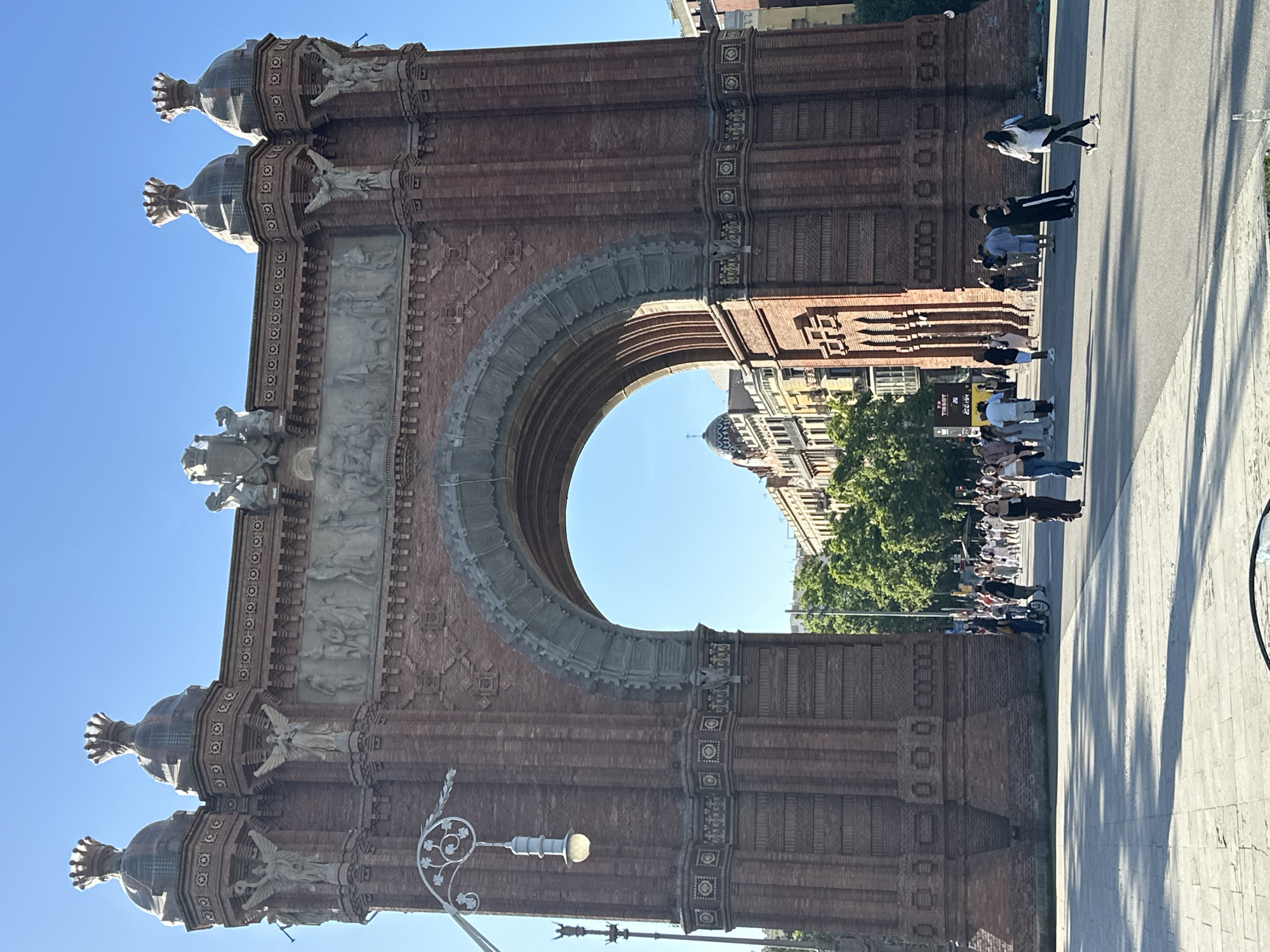 Sunday afternoon scenes documented around Barcelona's Arc de Triomf