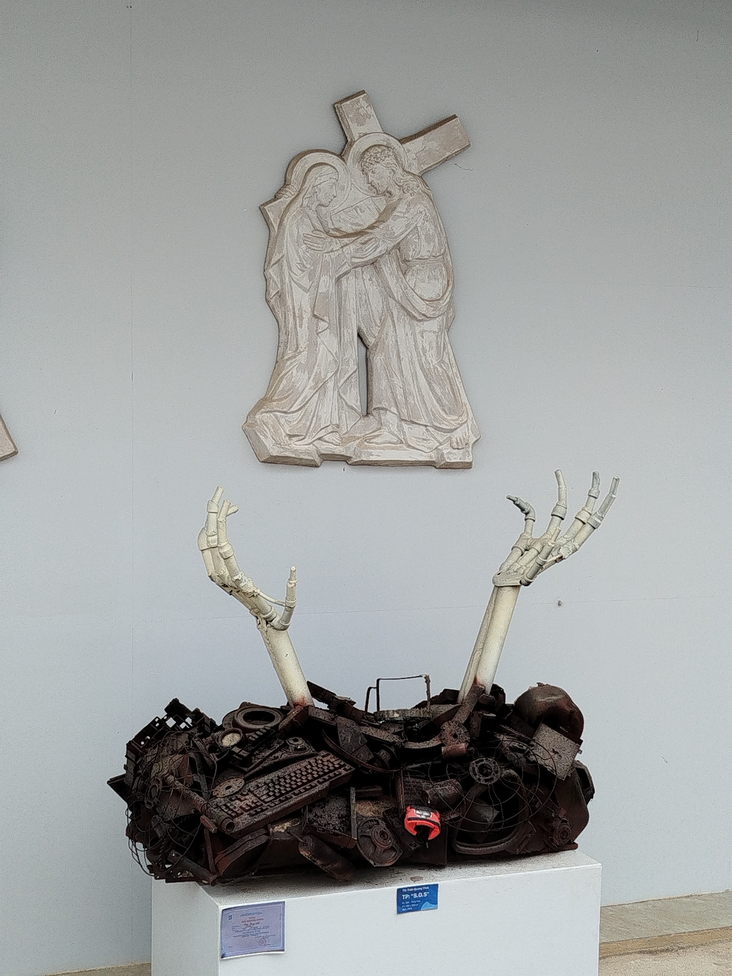 Art exhibition and church complex documented in Đà Lạt