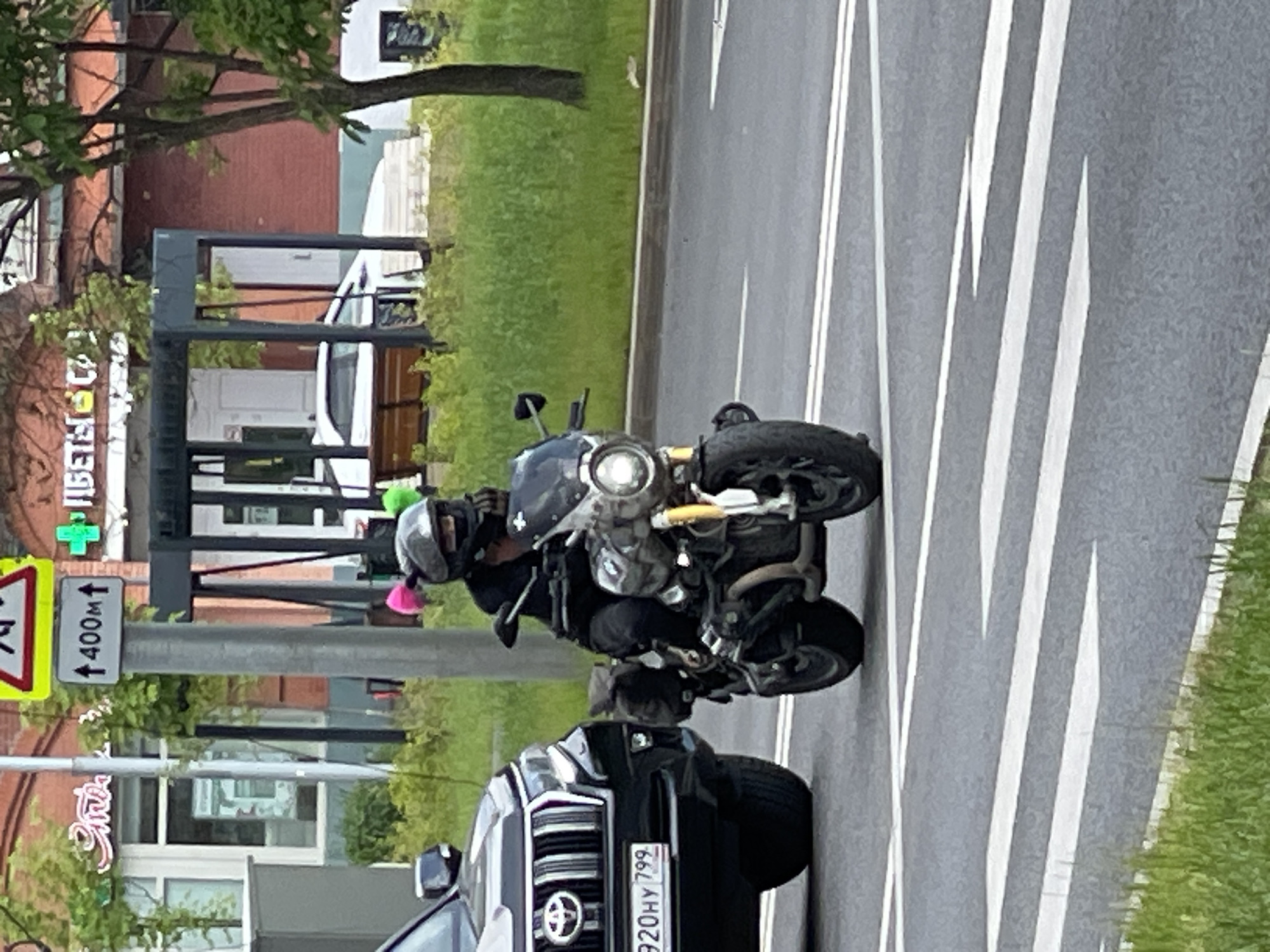 Moscow Orthodox Church Area Documented During Morning Commute