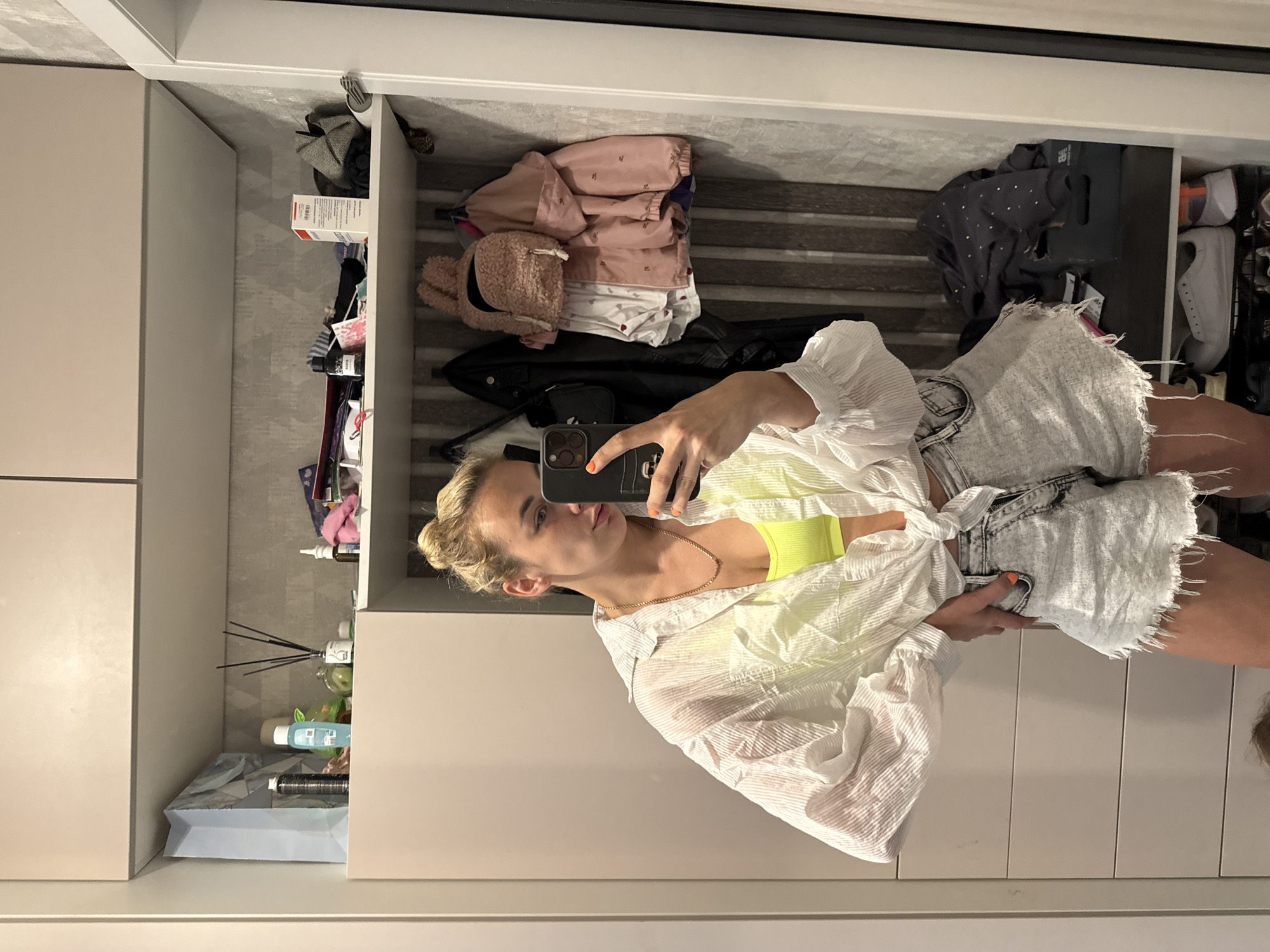 Outfit selfies and apartment views from Chelyabinsk