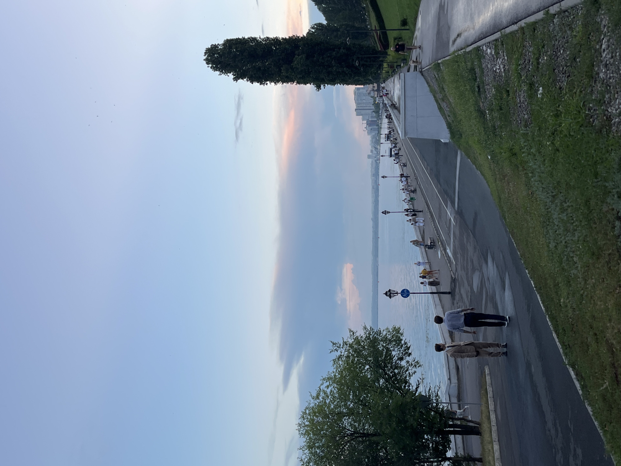 Evening stroll along Saratov's Volga embankment and city streets