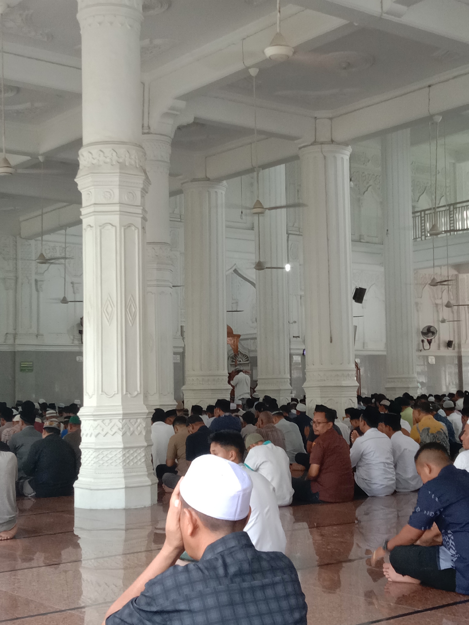 Large Friday gathering at a Lhokseumawe mosque, Aceh