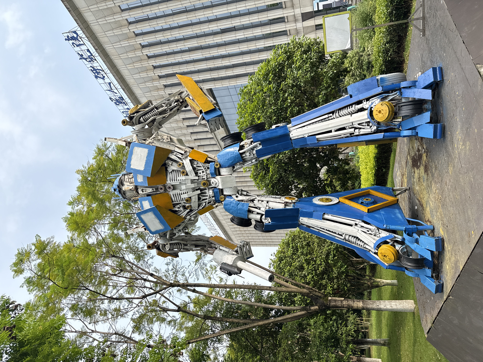 Large Transformer-style robot sculpture spotted in outdoor China display