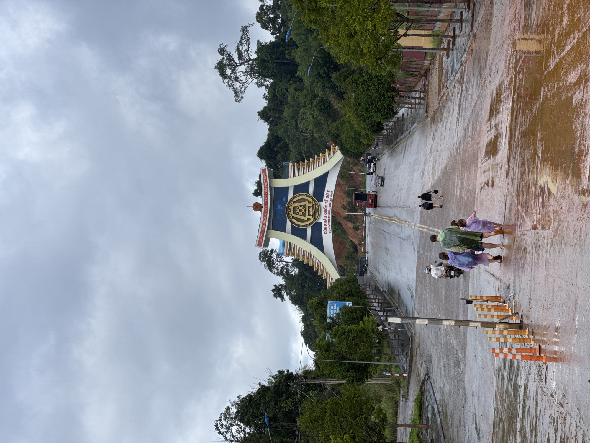 Overcast night scenes documented at Vietnam's Bờ Y border crossing