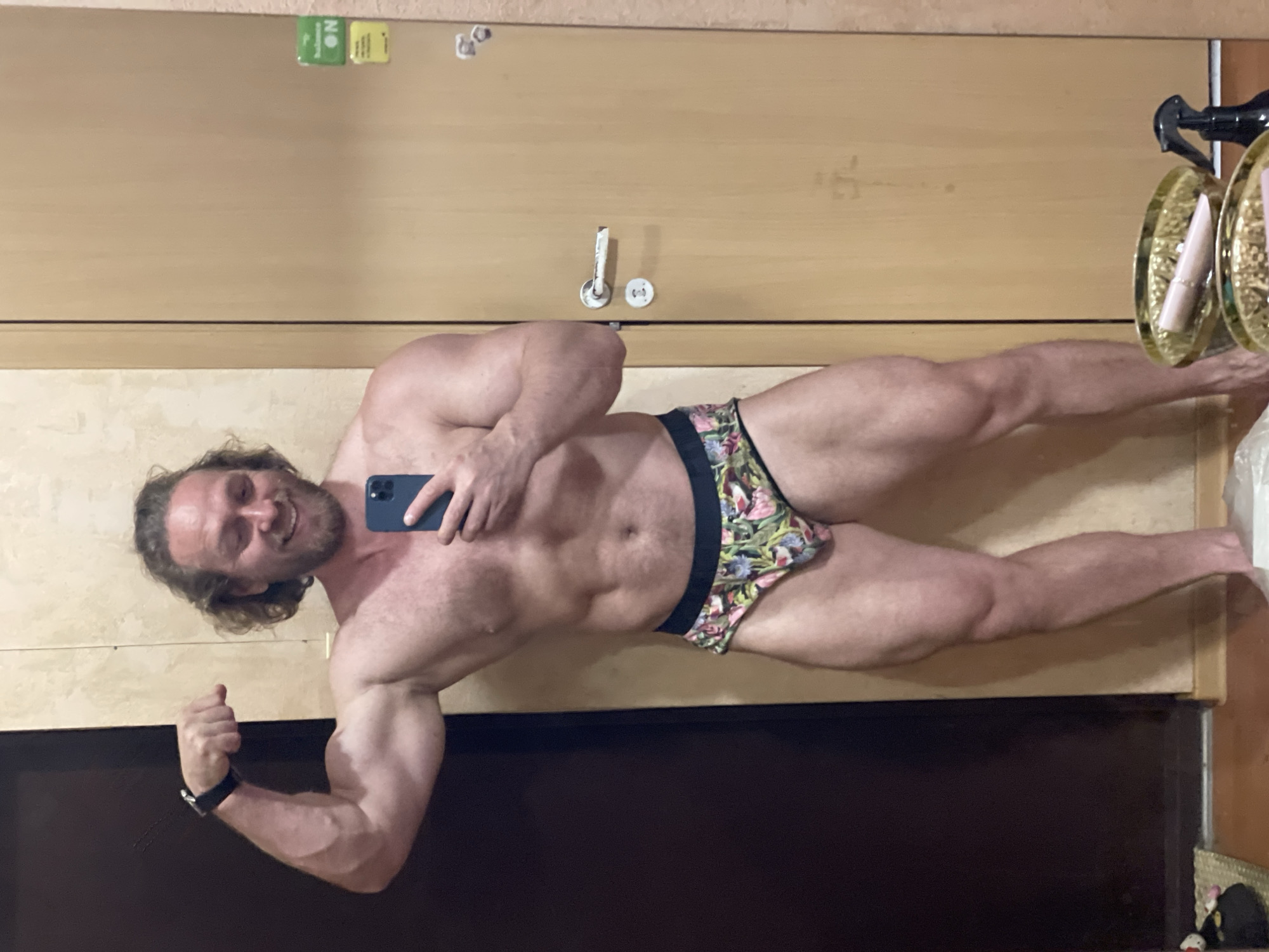 Mirror selfie flex in Saint Petersburg apartment