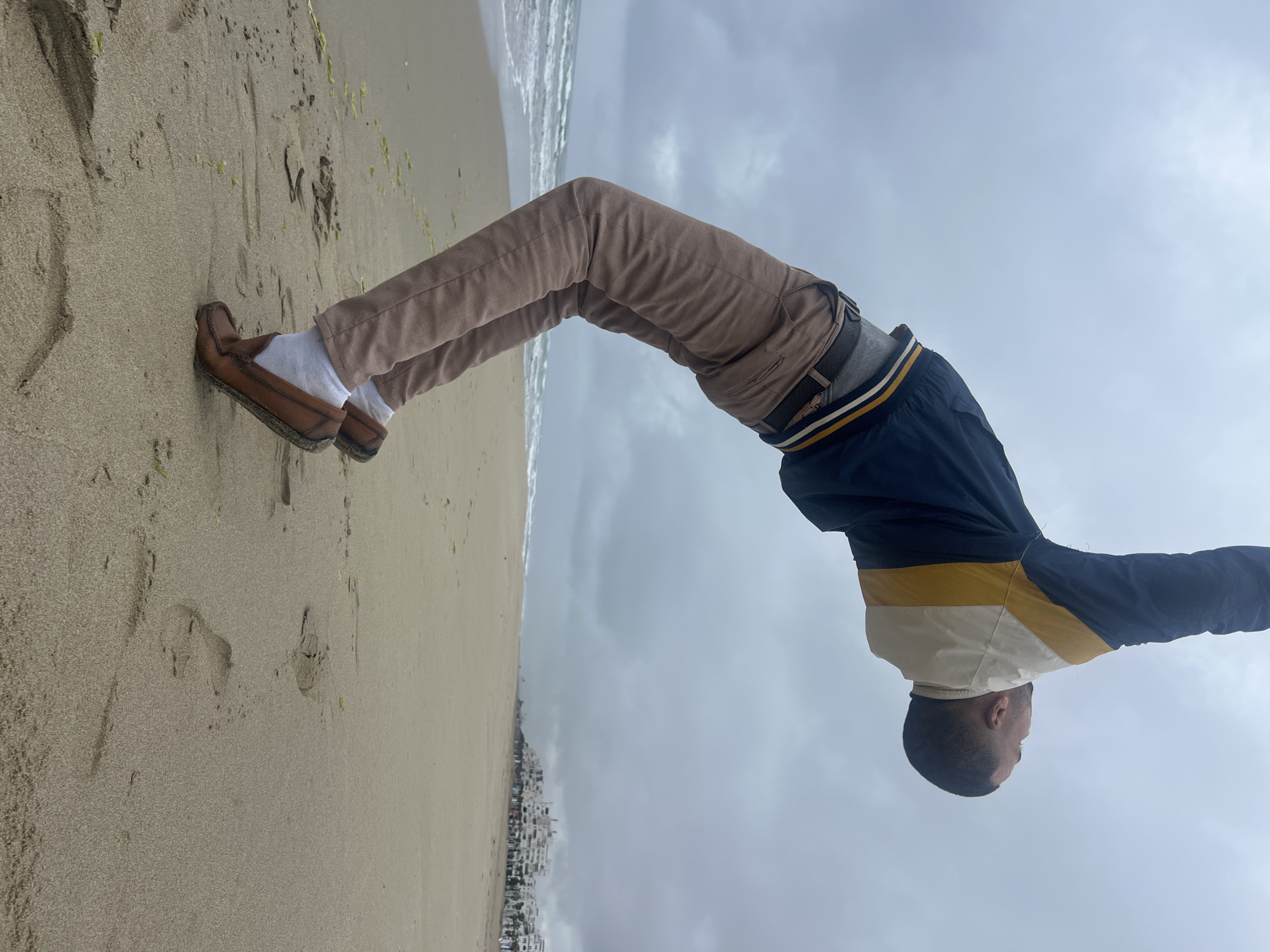 Solo beach session features acrobatics and sand art in Martil