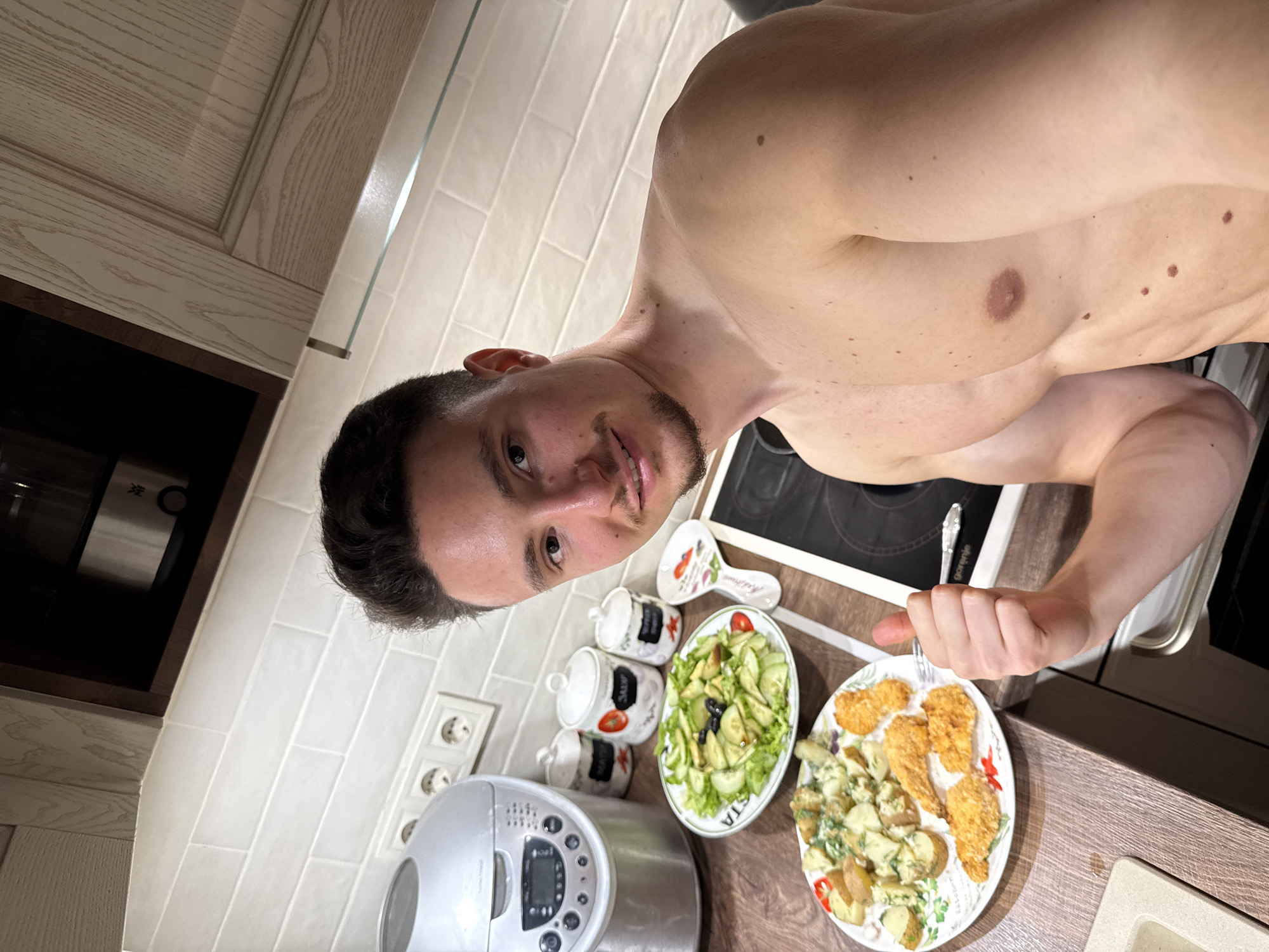 Evening scenes from Sofia: kitchen selfie, dinner, live music