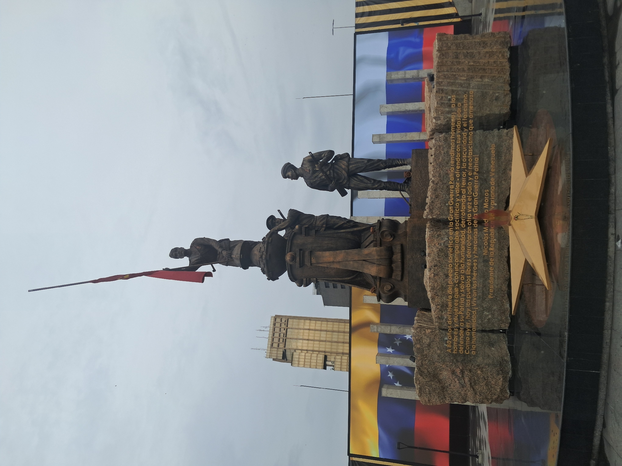 Urban monument and highway traffic observed in metropolitan area