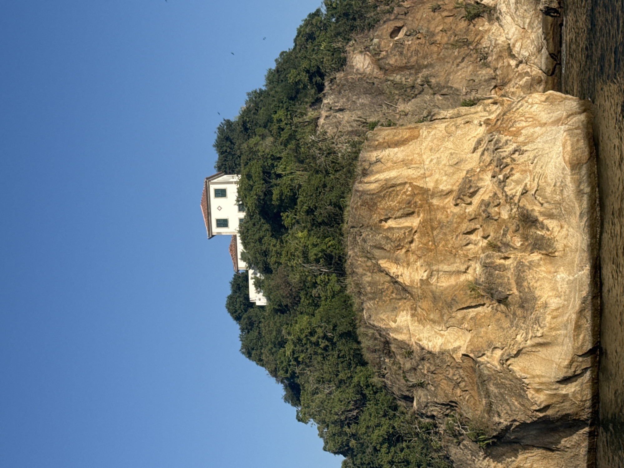 Niterói waterfront: bay views, pier, and the MAC museum