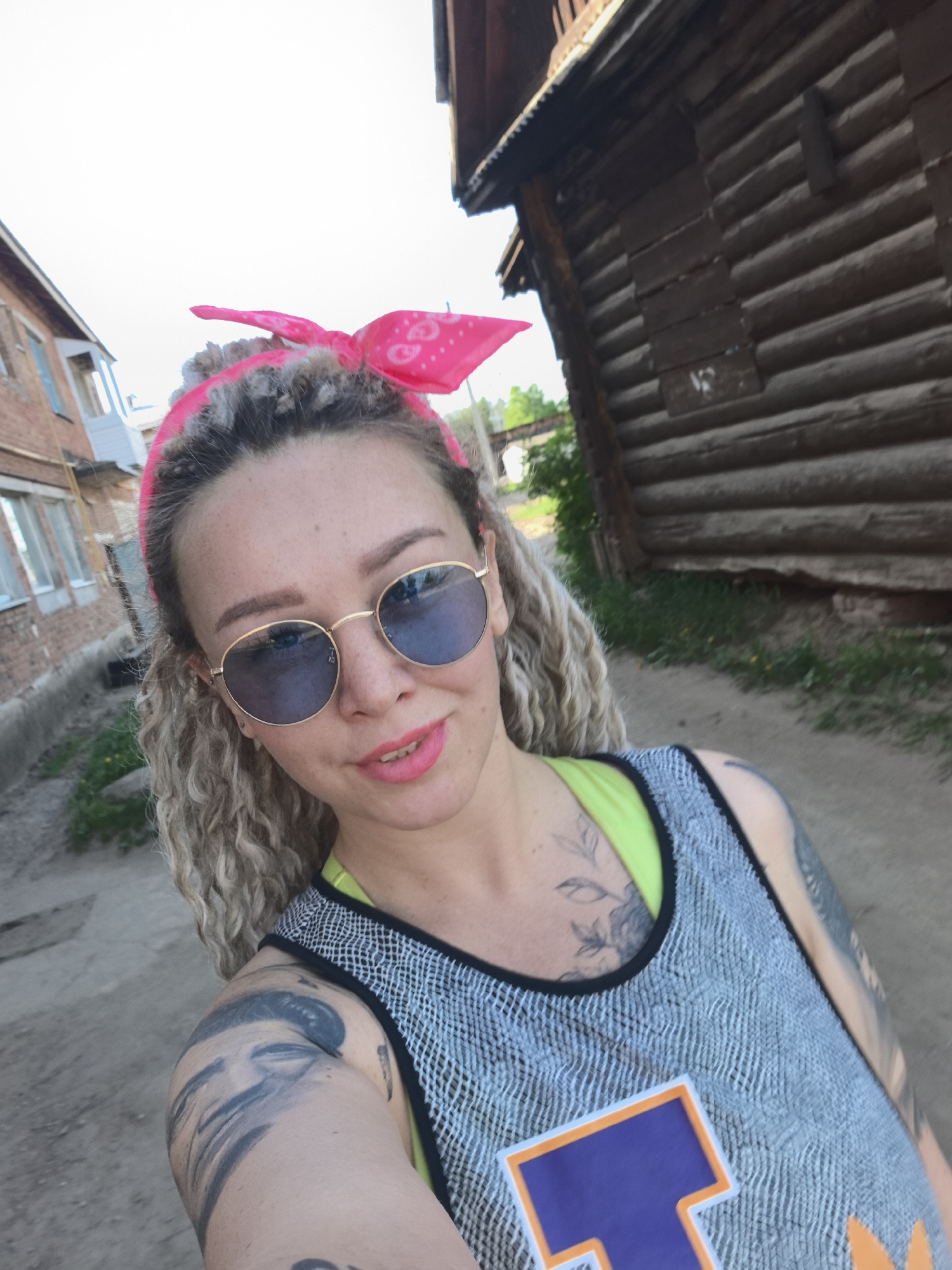 Ordinary moments captured in Noviy, Russia during afternoon hours
