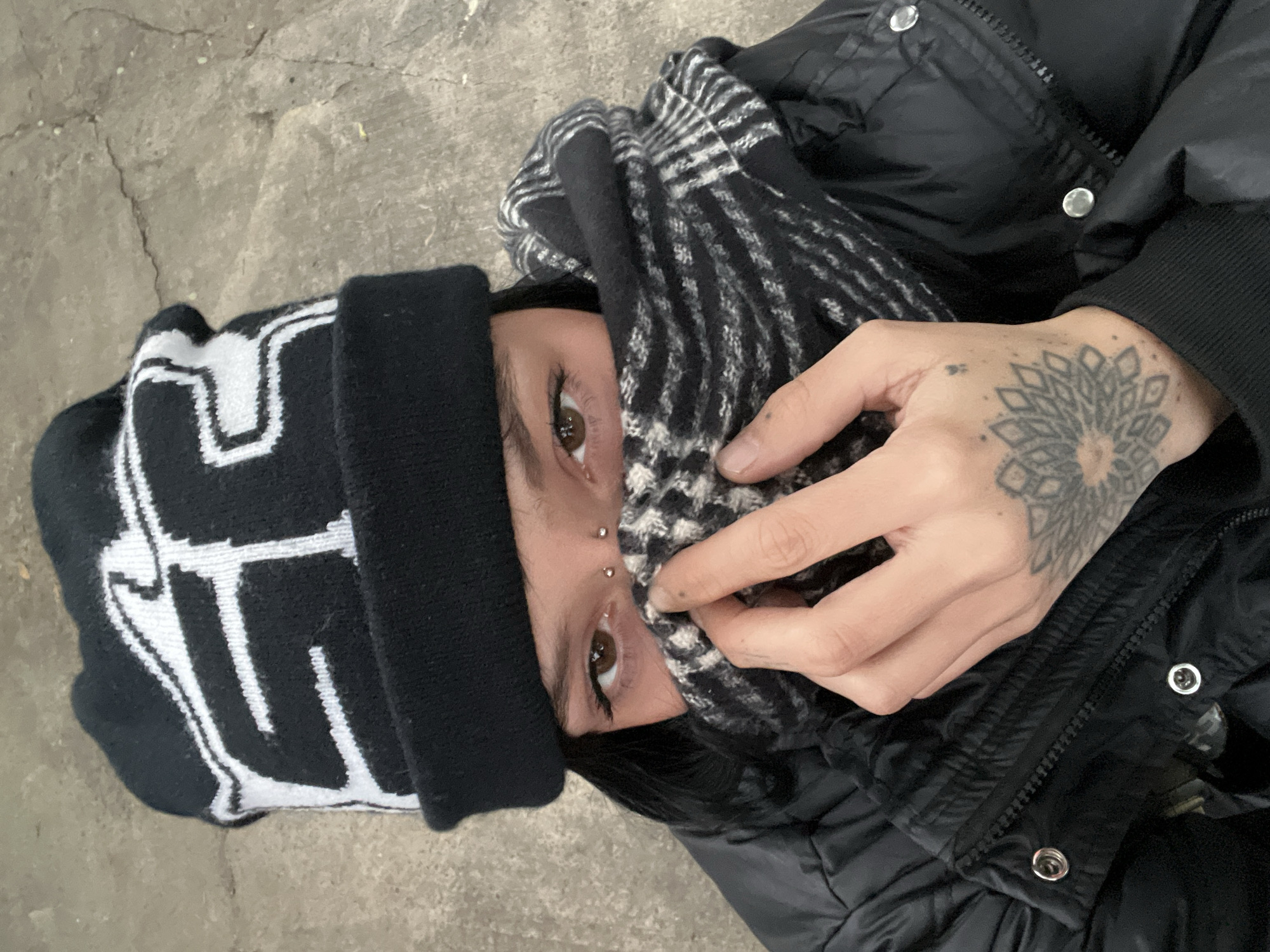 Person in winter attire spotted on Buenos Aires street
