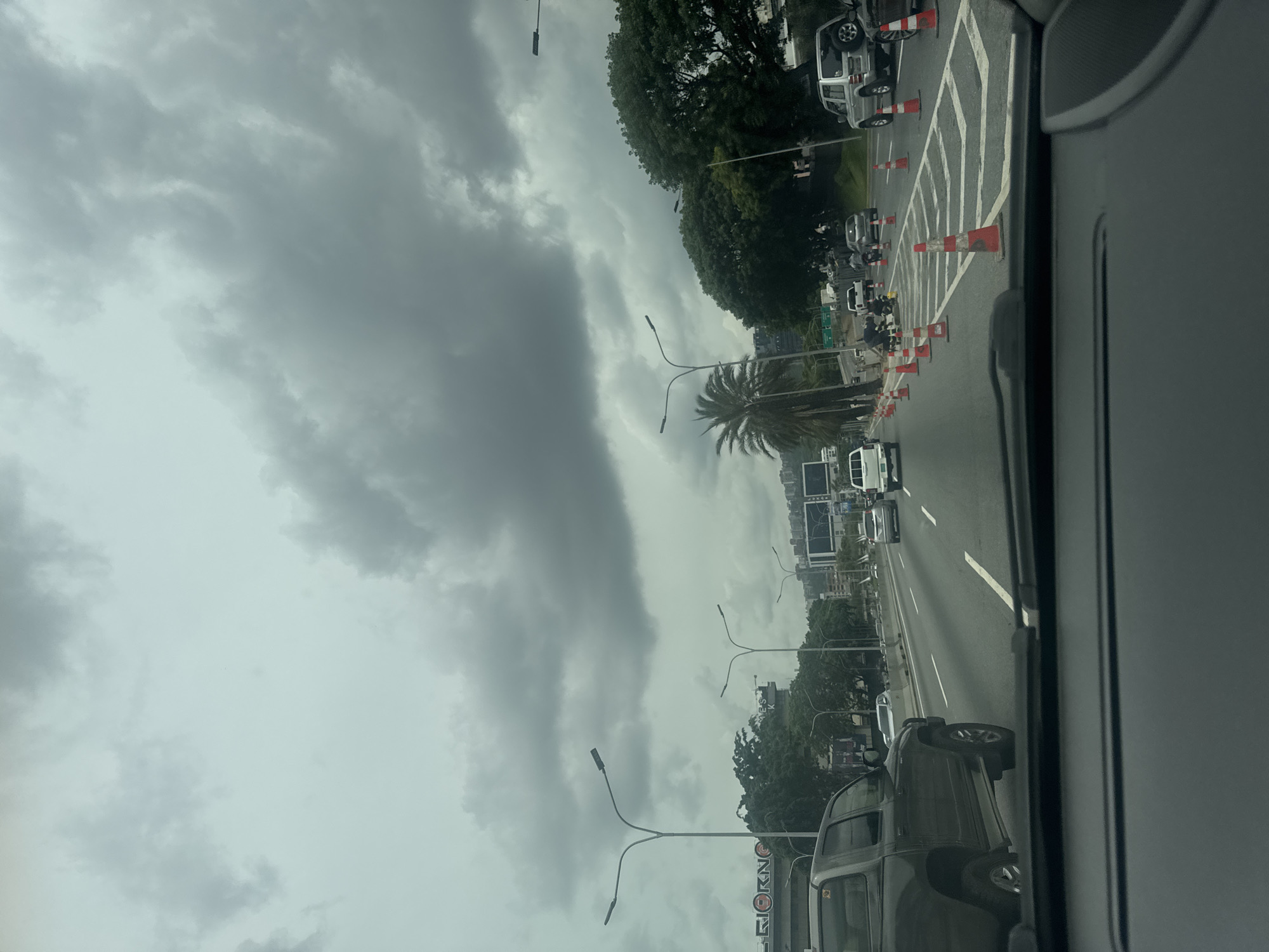 Overcast skies observed on Caracas highway during afternoon travel