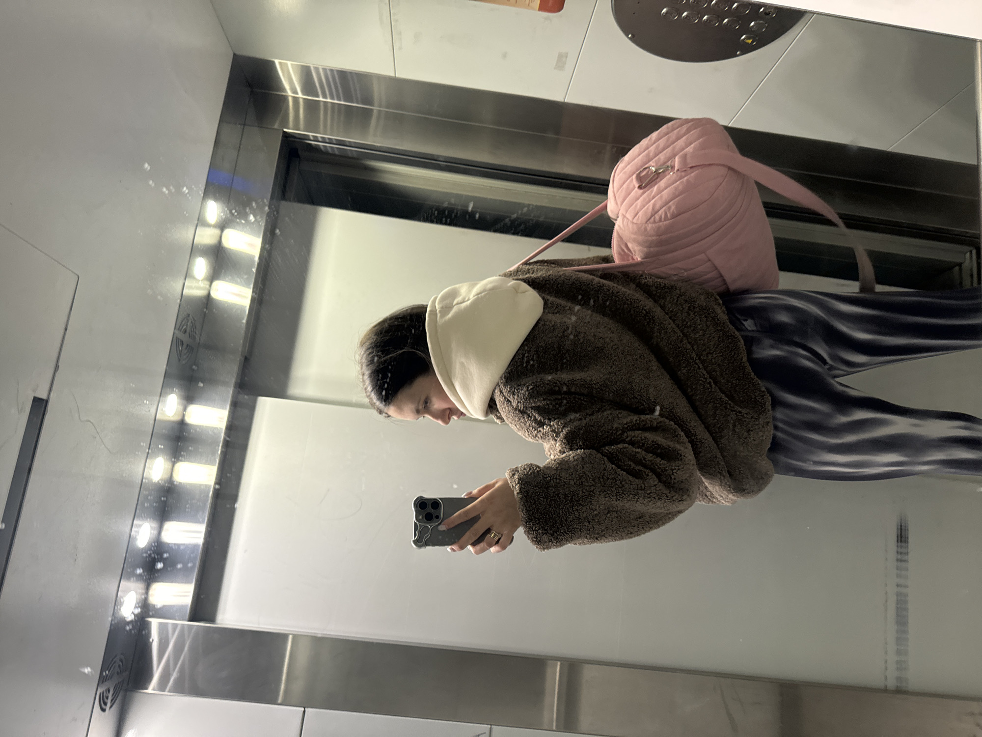 Woman takes mirror selfies in elevator in Odintsovo