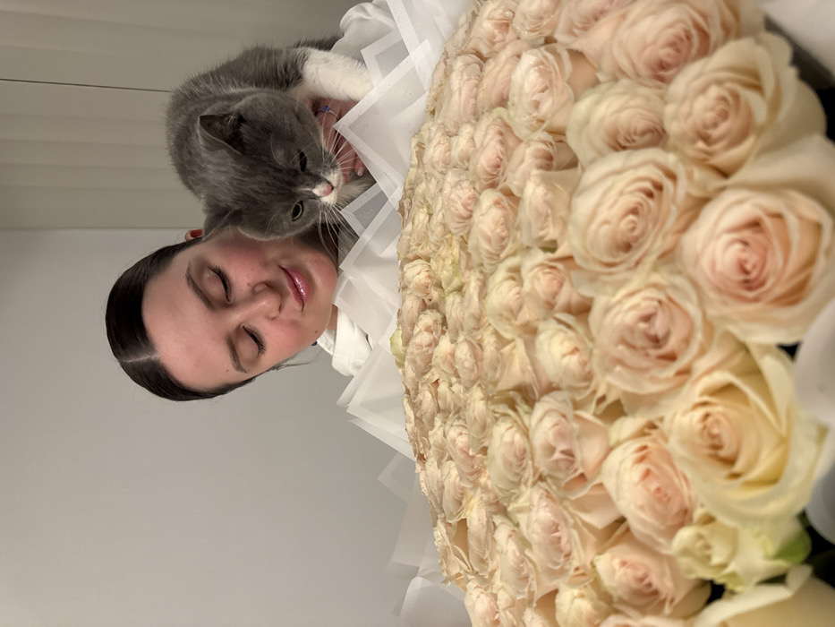 Couple documents Dubai afternoon with roses, gym visits, elevator selfies