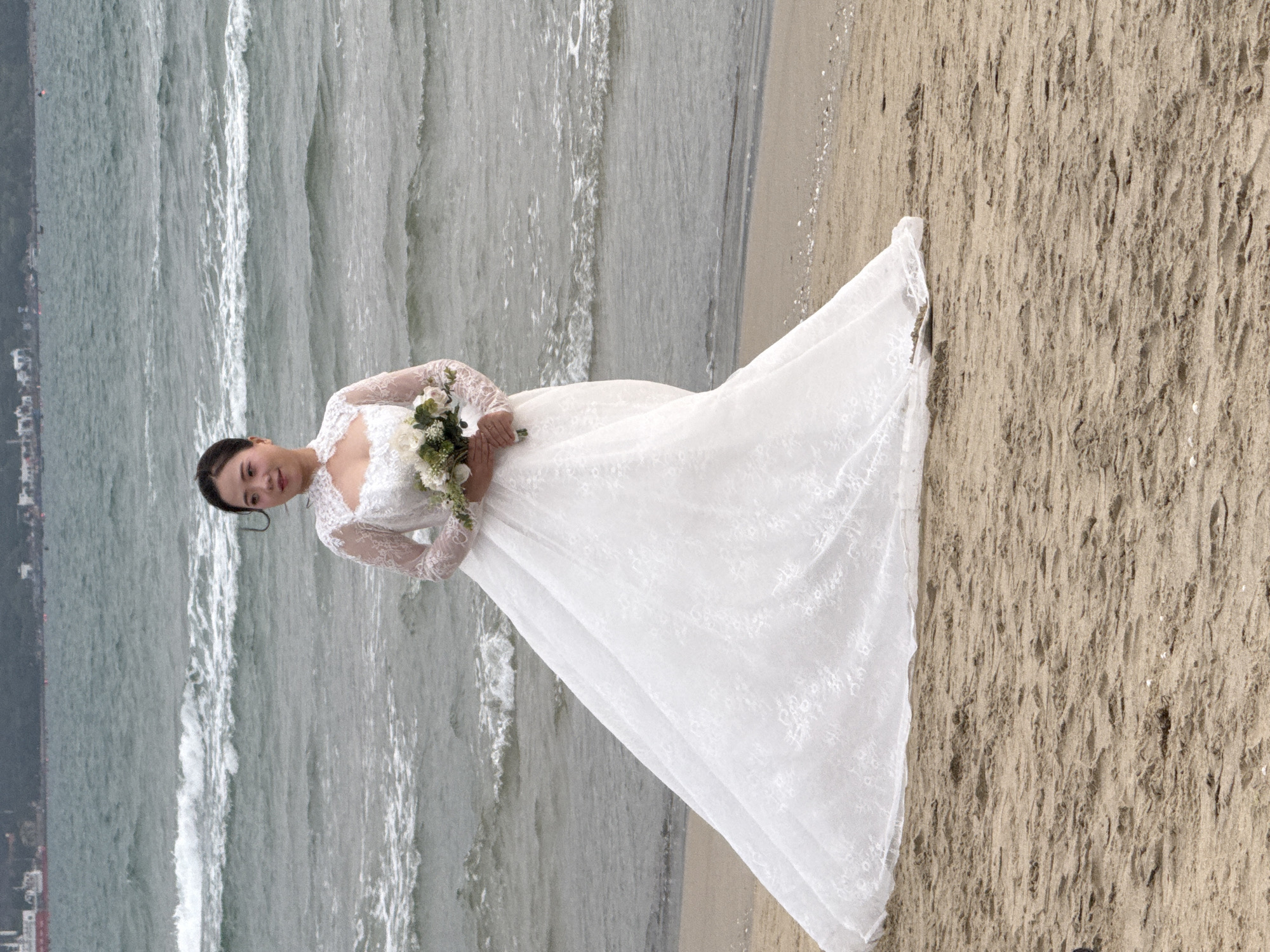 Wedding photoshoot captures sunset moments on Đà Nẵng beach
