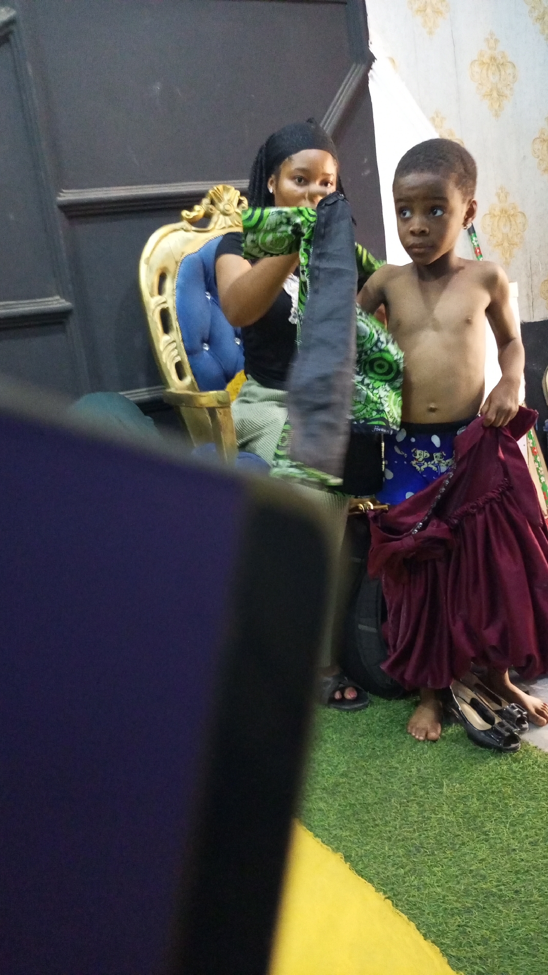Mother and child photography session documented by witnesses