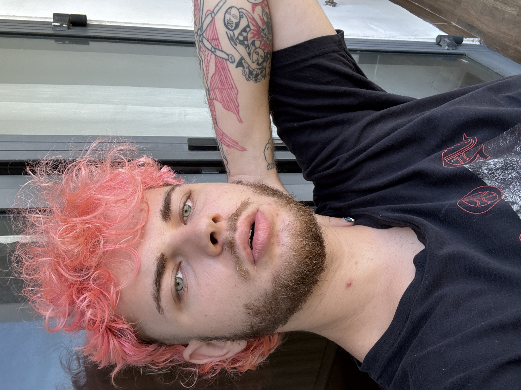 Pink-haired visitor documented across Đà Nẵng during early morning hours