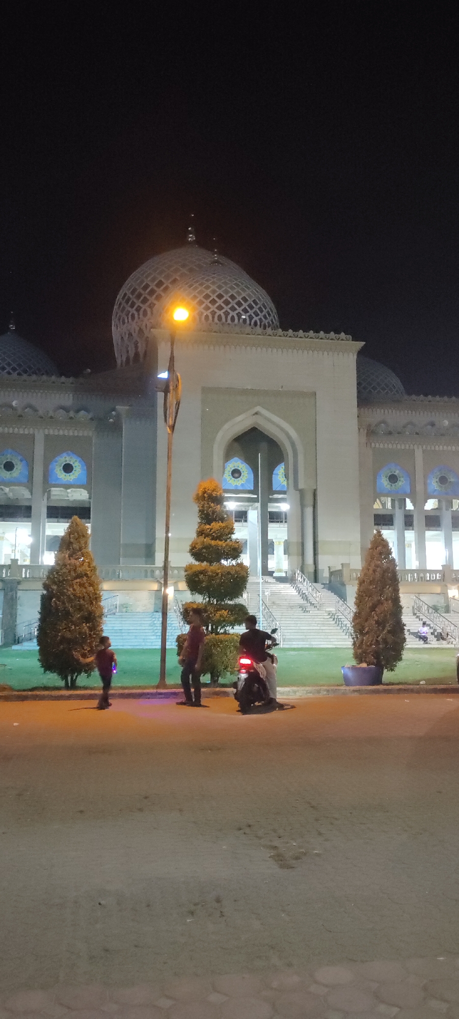 Balloon vendor spotted near Islamic Center in Lhokseumawe