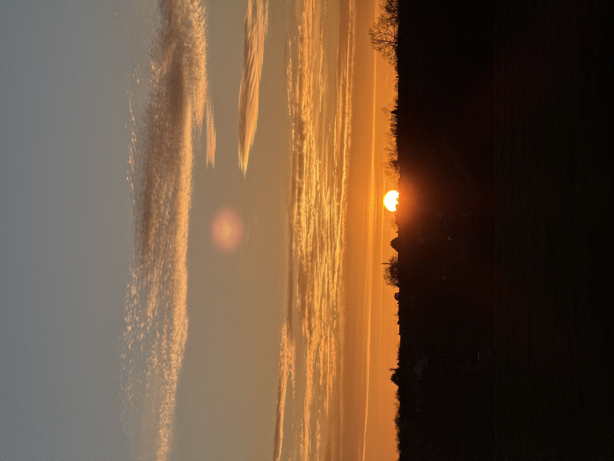 Photographer captures spring sunset scene in Coventry field