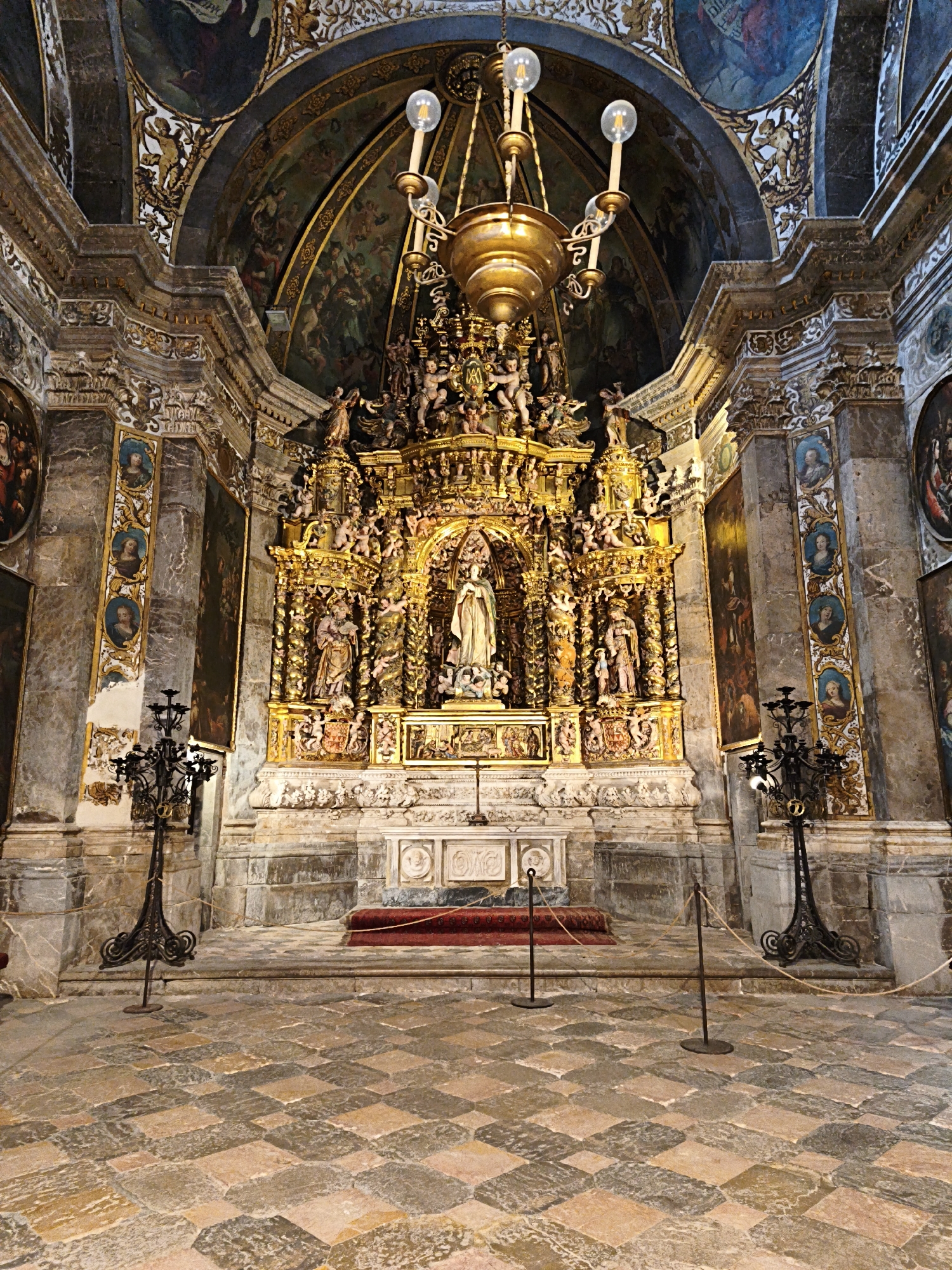 Tourist documents Tarragona Cathedral interior and exterior features