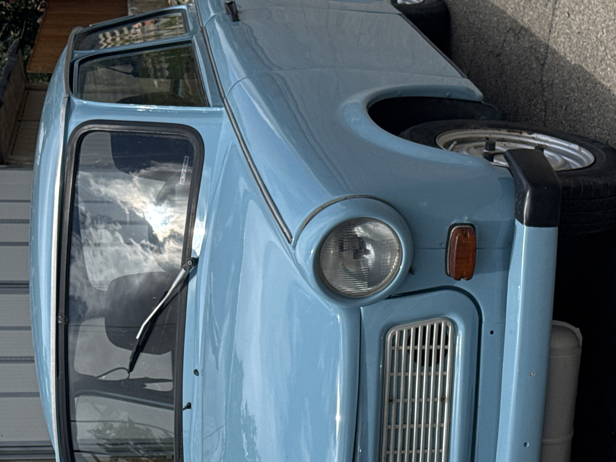 Light blue Trabant and portraits documented over 35 minutes
