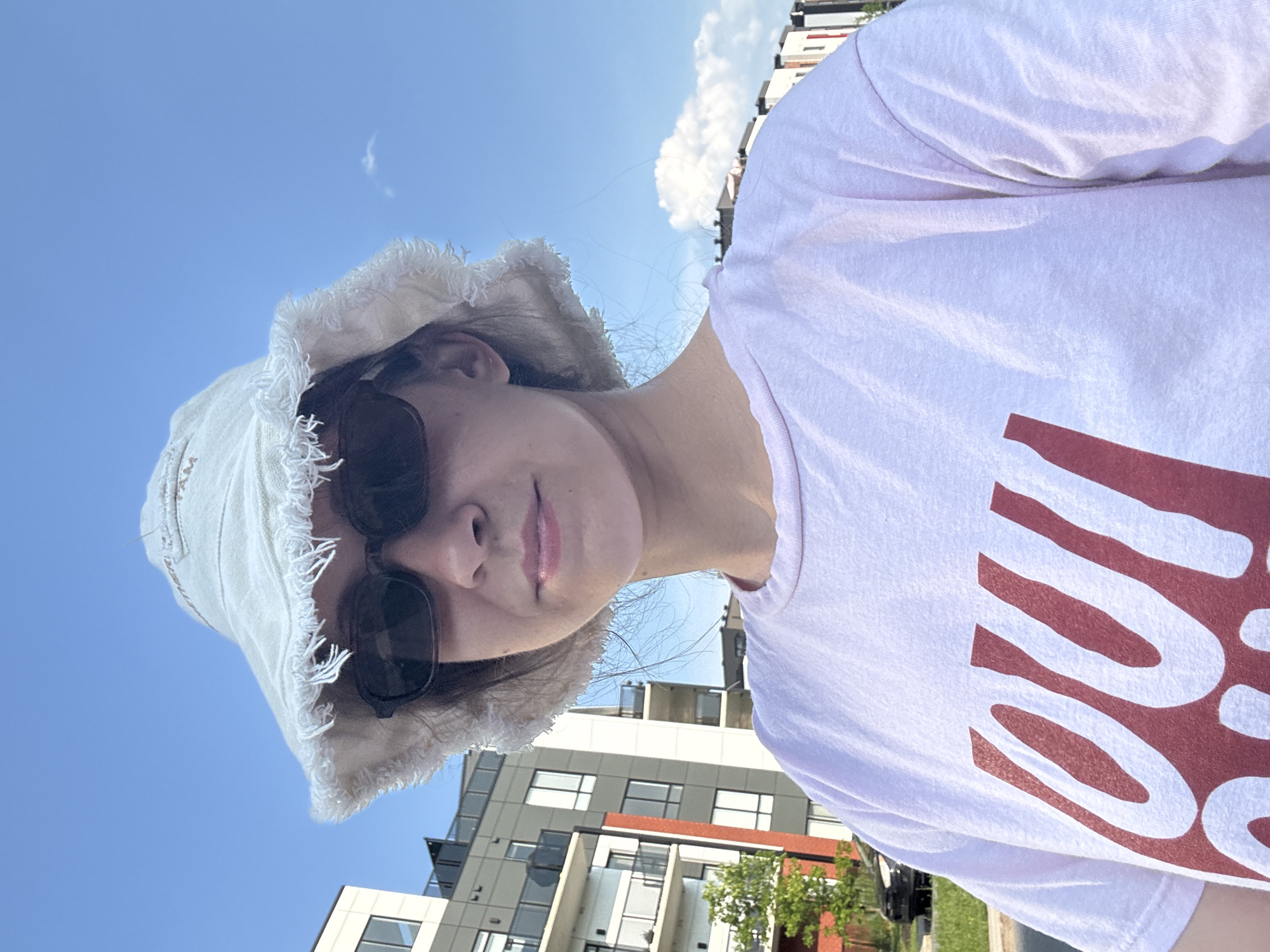 Outdoor selfie in Gatineau, bucket hat and summer fit