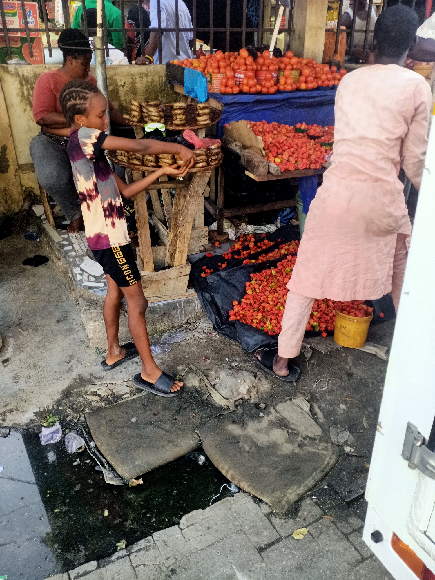 Young person spotted at busy outdoor market in Ado