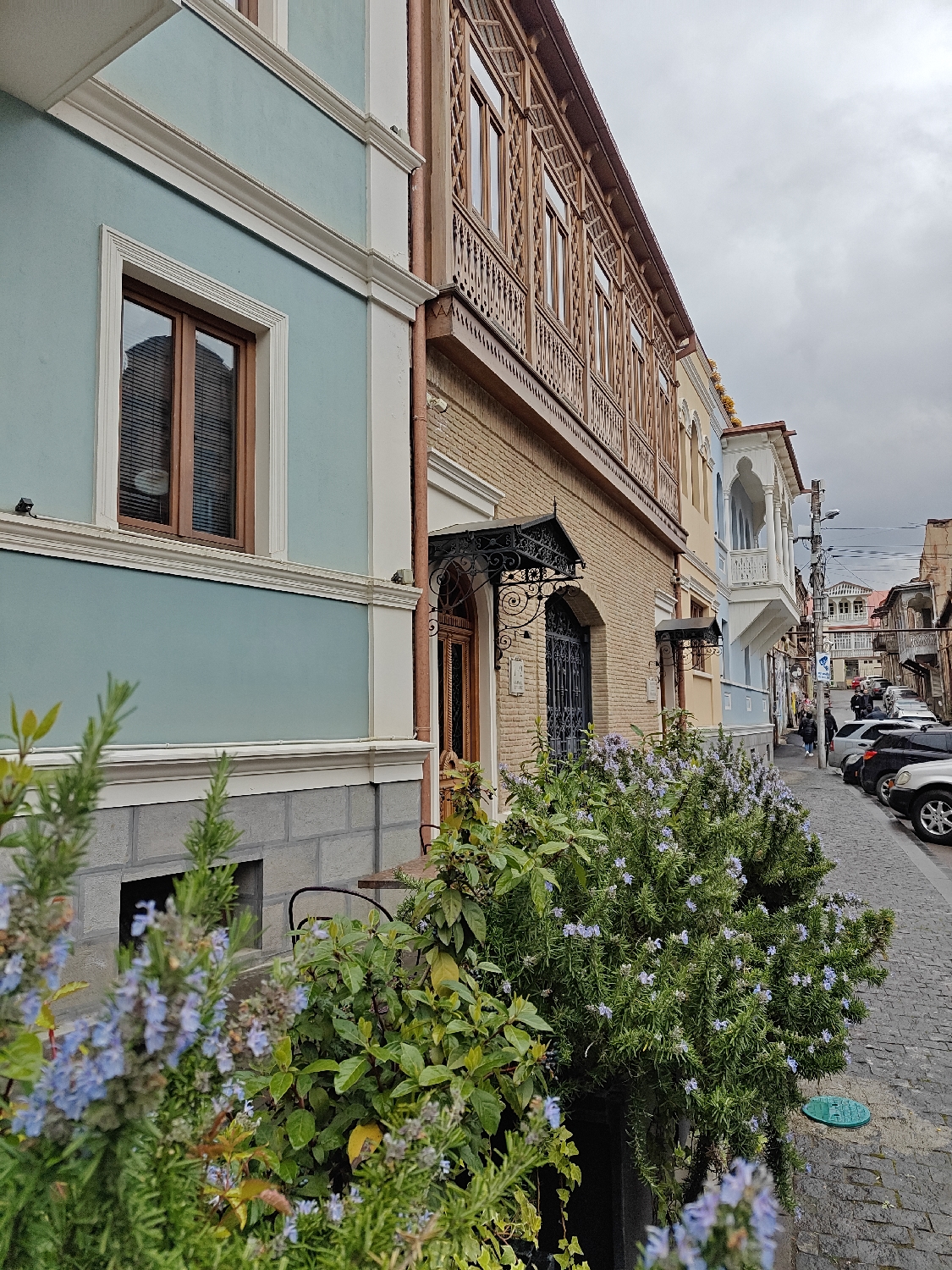 Tourist documents 8-minute walking tour of historic Tbilisi streets