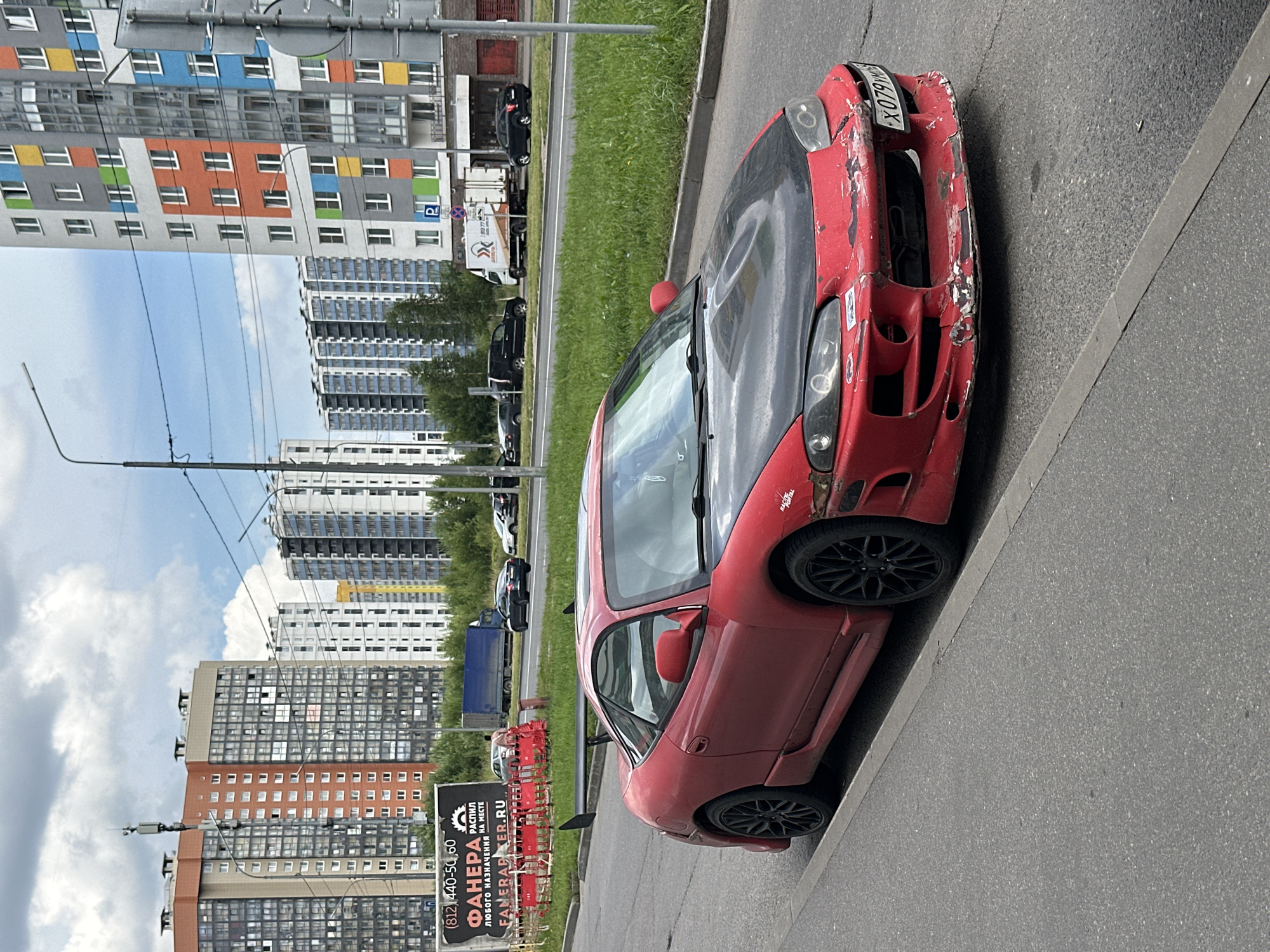 Cars and crowds on a Russian summer morning
