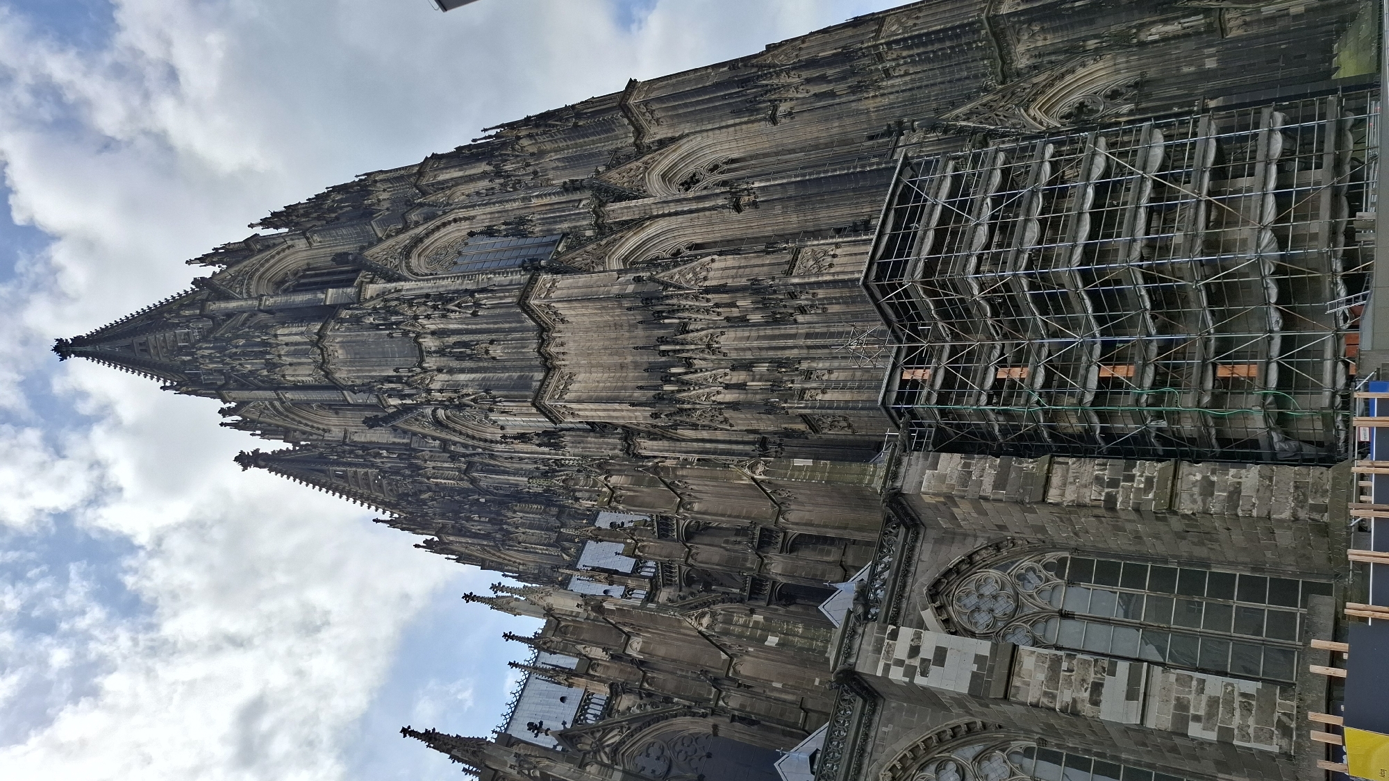 Busy morning at Cologne Cathedral plaza