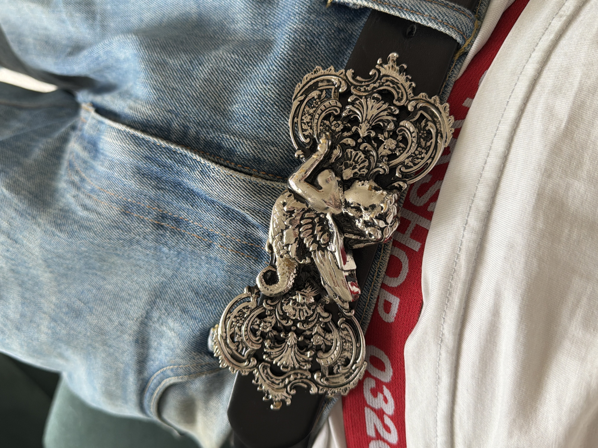 Person spotted wearing ornate silver belt buckle in London