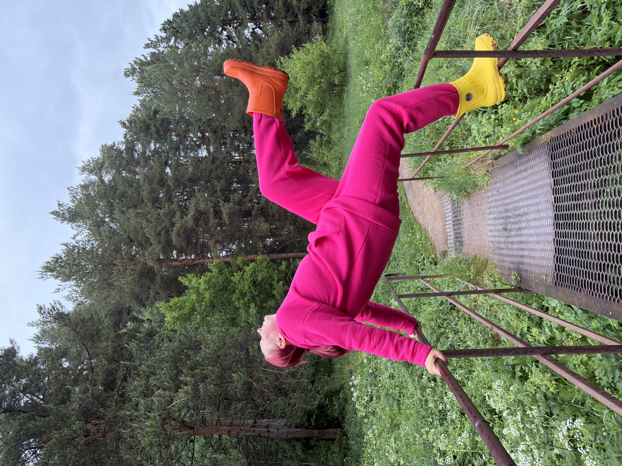 Colorfully-dressed couple spotted in playful outing around Chaikovsky parks