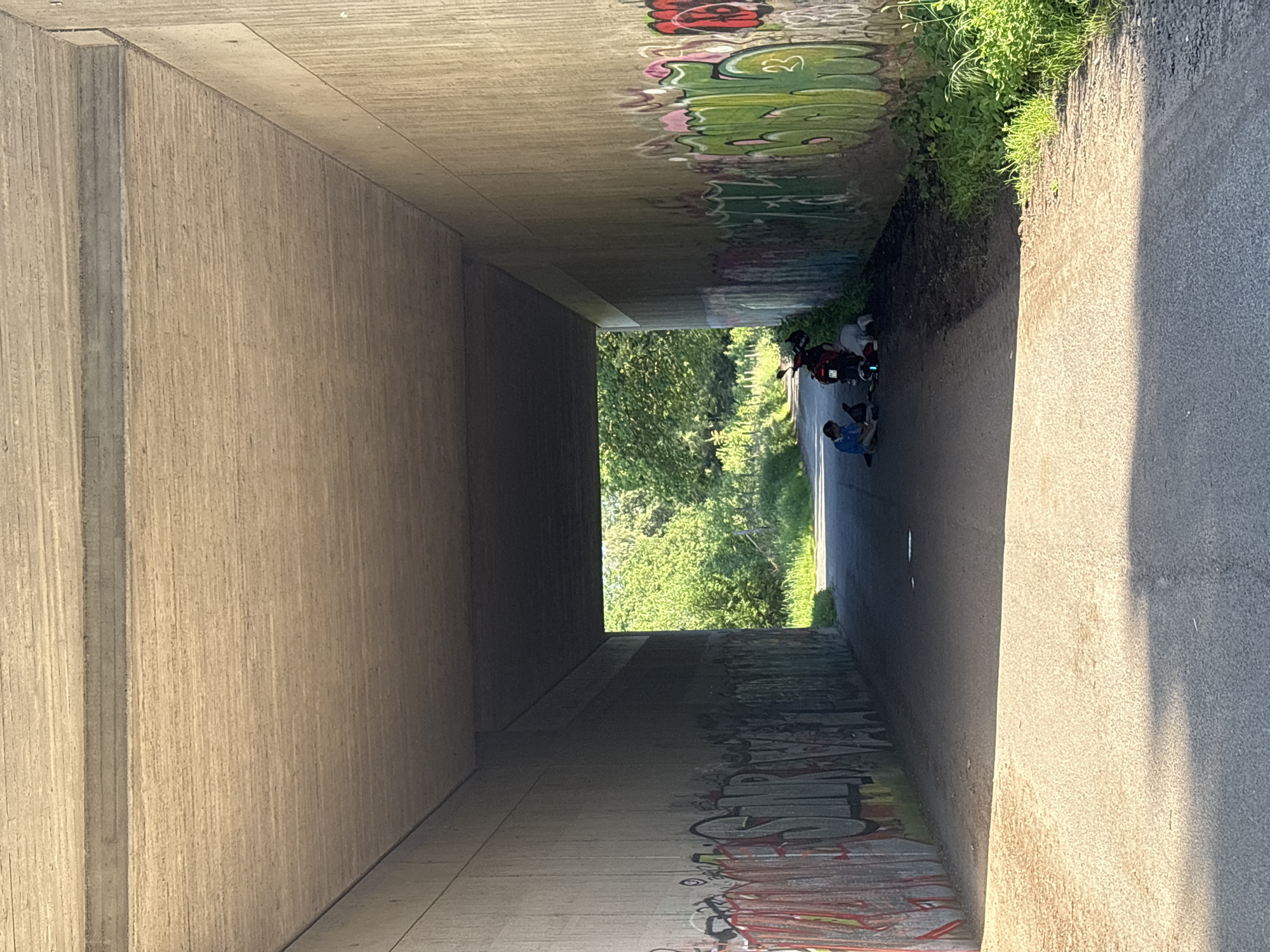 Motorcyclists spotted in graffiti-covered tunnel in Mönchengladbach