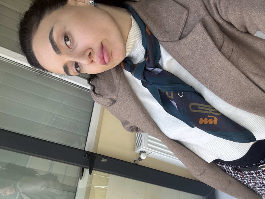 Woman documents morning in Tbilisi through selfies, waste collection observed