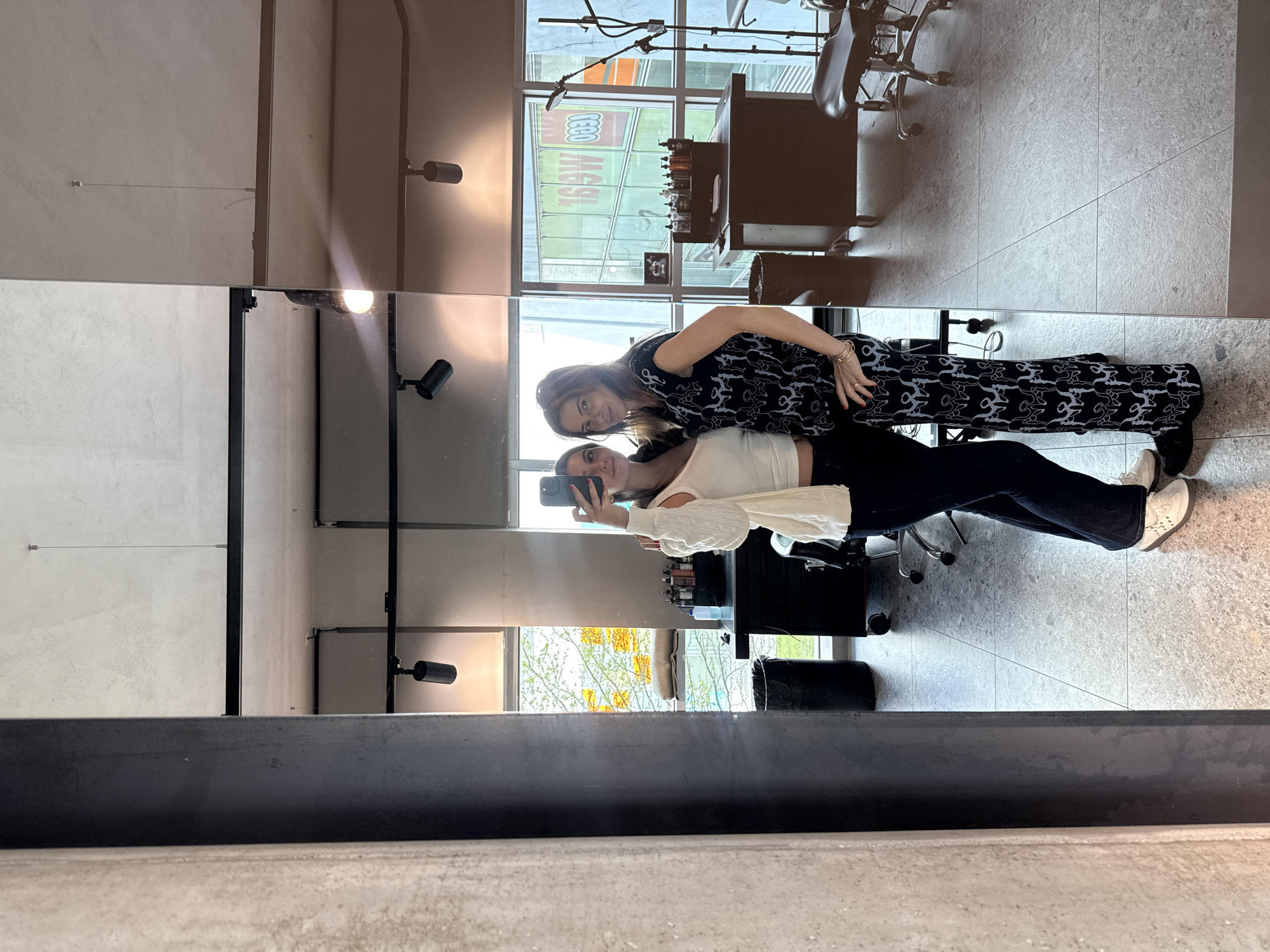 Women take mirror selfie in Viseu commercial space