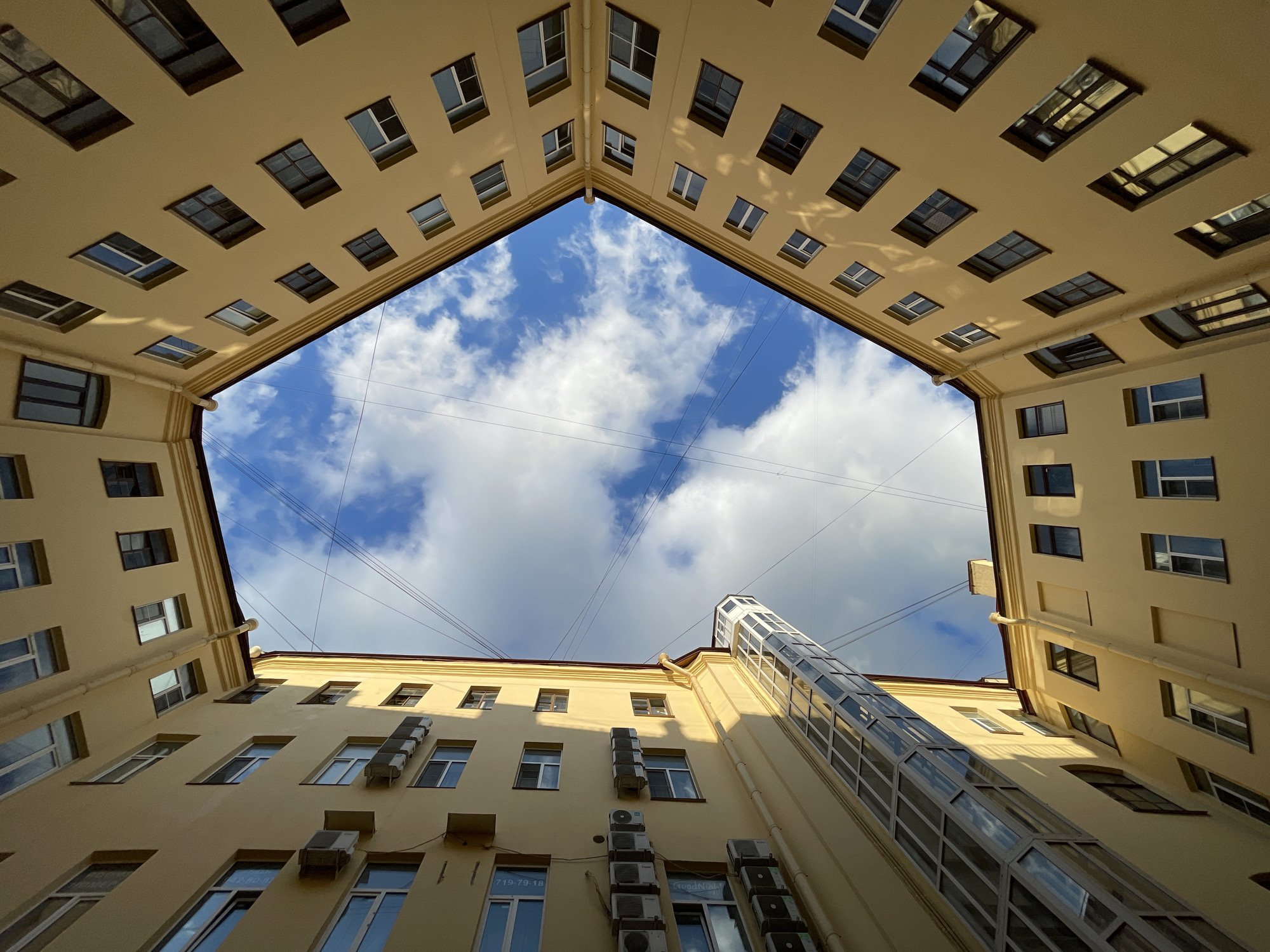 Golden-hour Saint Petersburg: courtyards and boulevard streets
