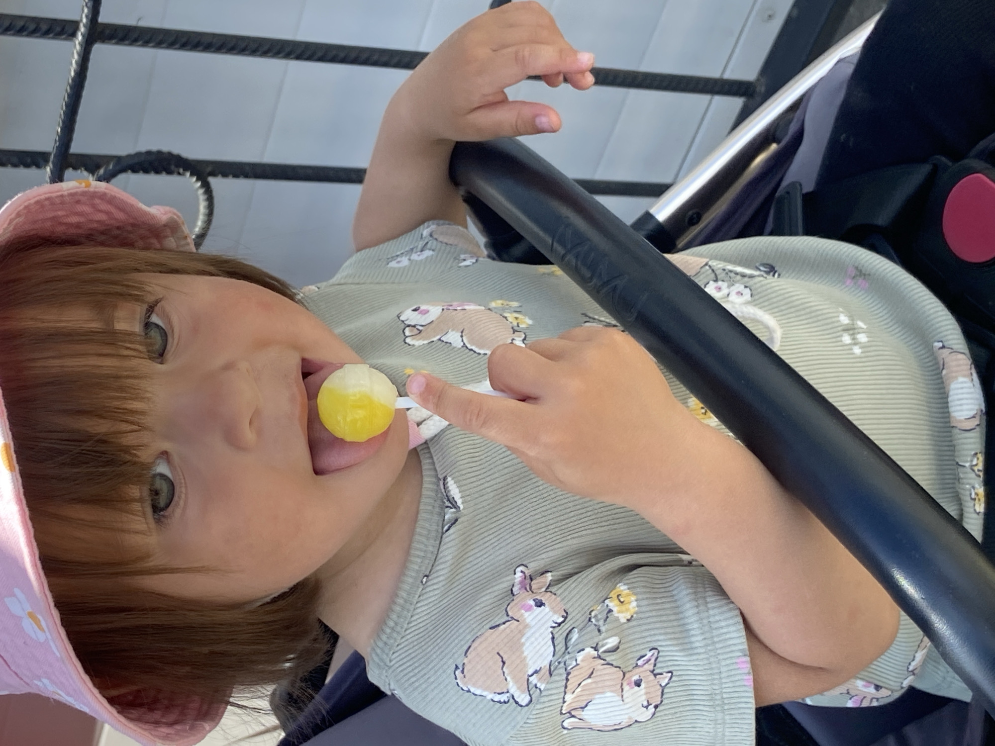 Toddler in floral hat spotted in stroller in Tyumen