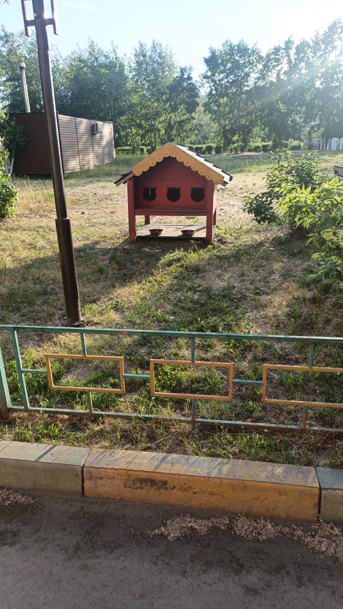 Backyard details and folk art in a quiet Svirsk neighborhood