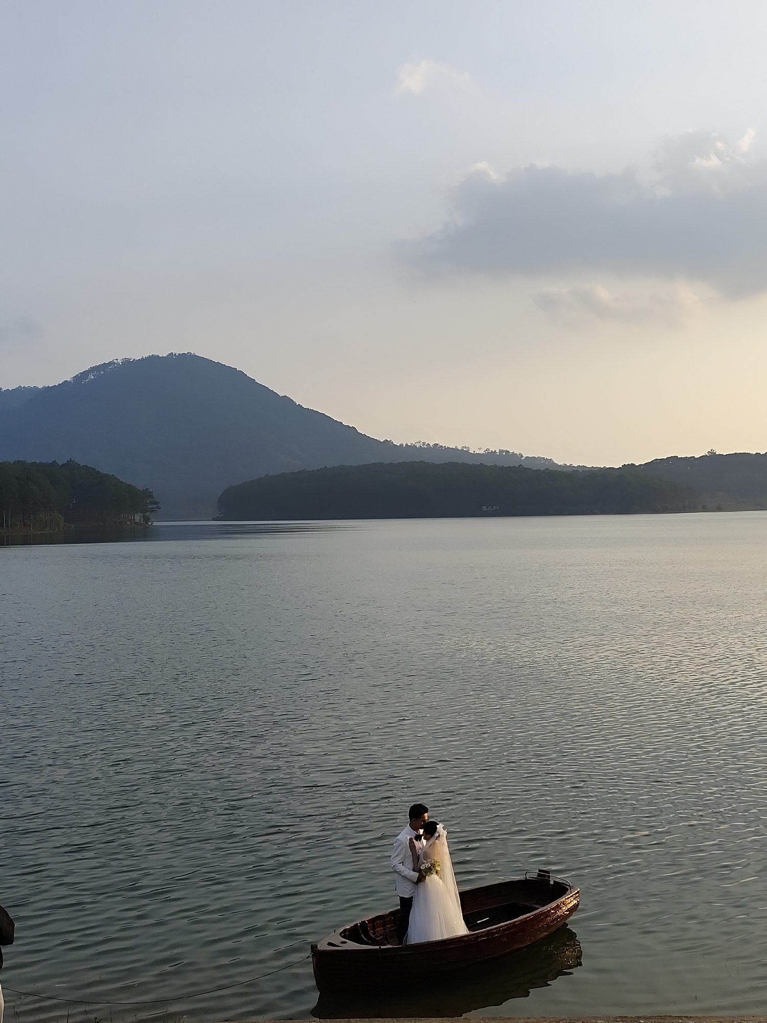 Wedding photoshoot captured at sunset over Da Lat lake