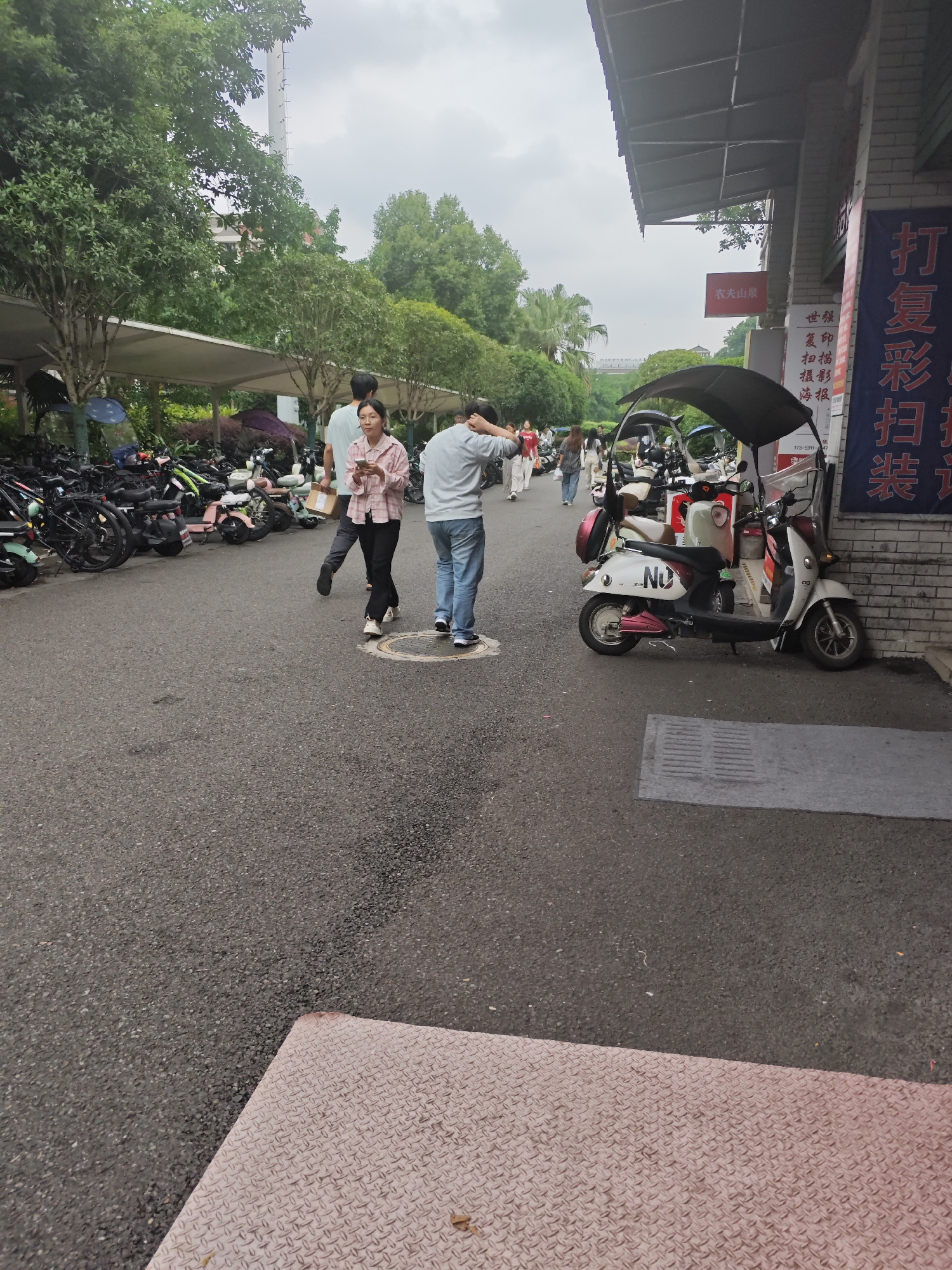 Daily life documented across Chongqing High-tech Zone Friday morning