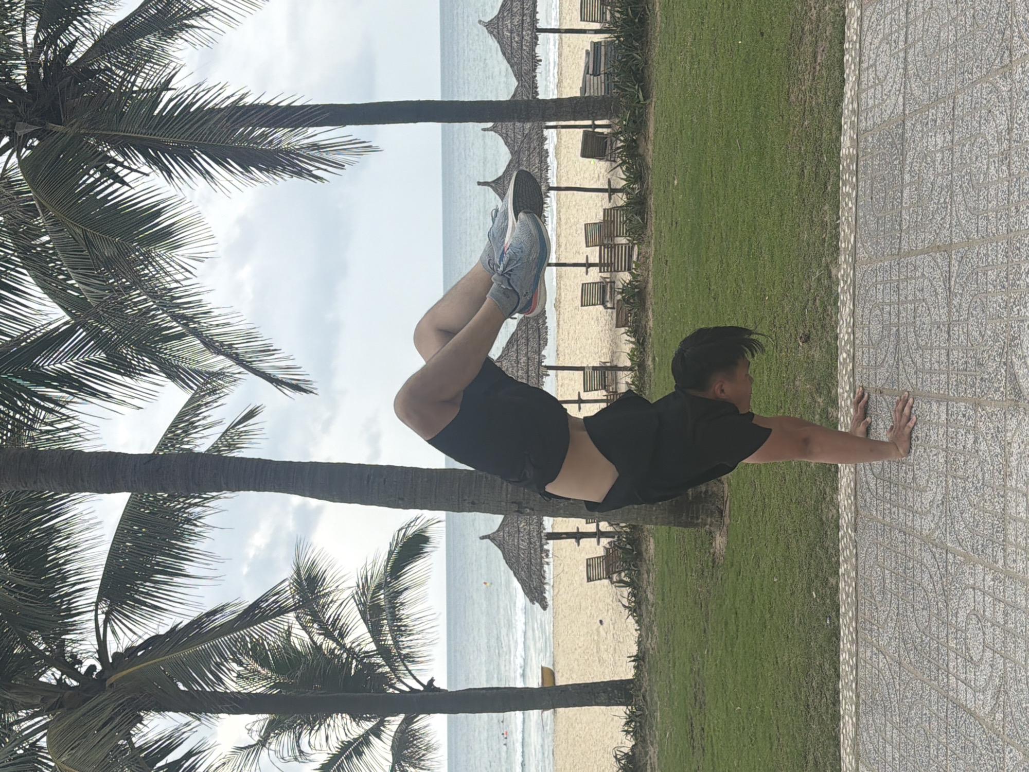 Early morning fitness routine captured at Đà Nẵng beach